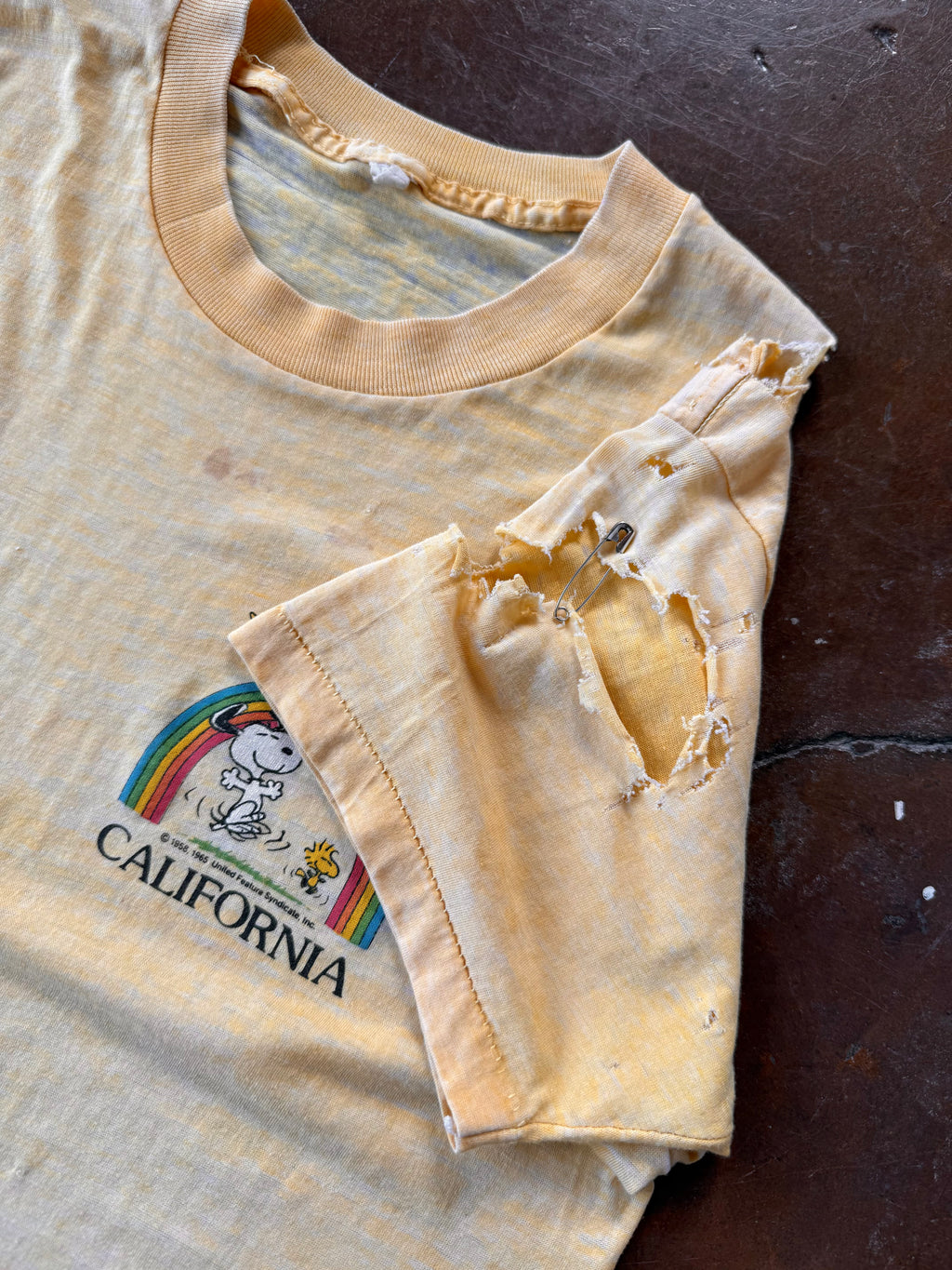 1965 Peanuts Snoopy "california" shirt (LARGE)