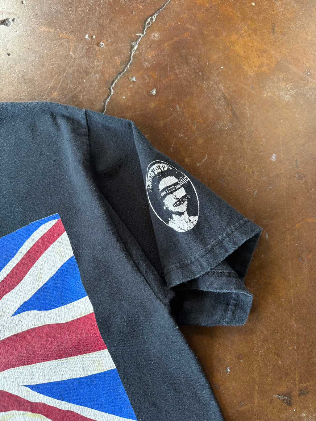 2000s Sex Pistols "god save the queen" band shirt (MEDIUM)