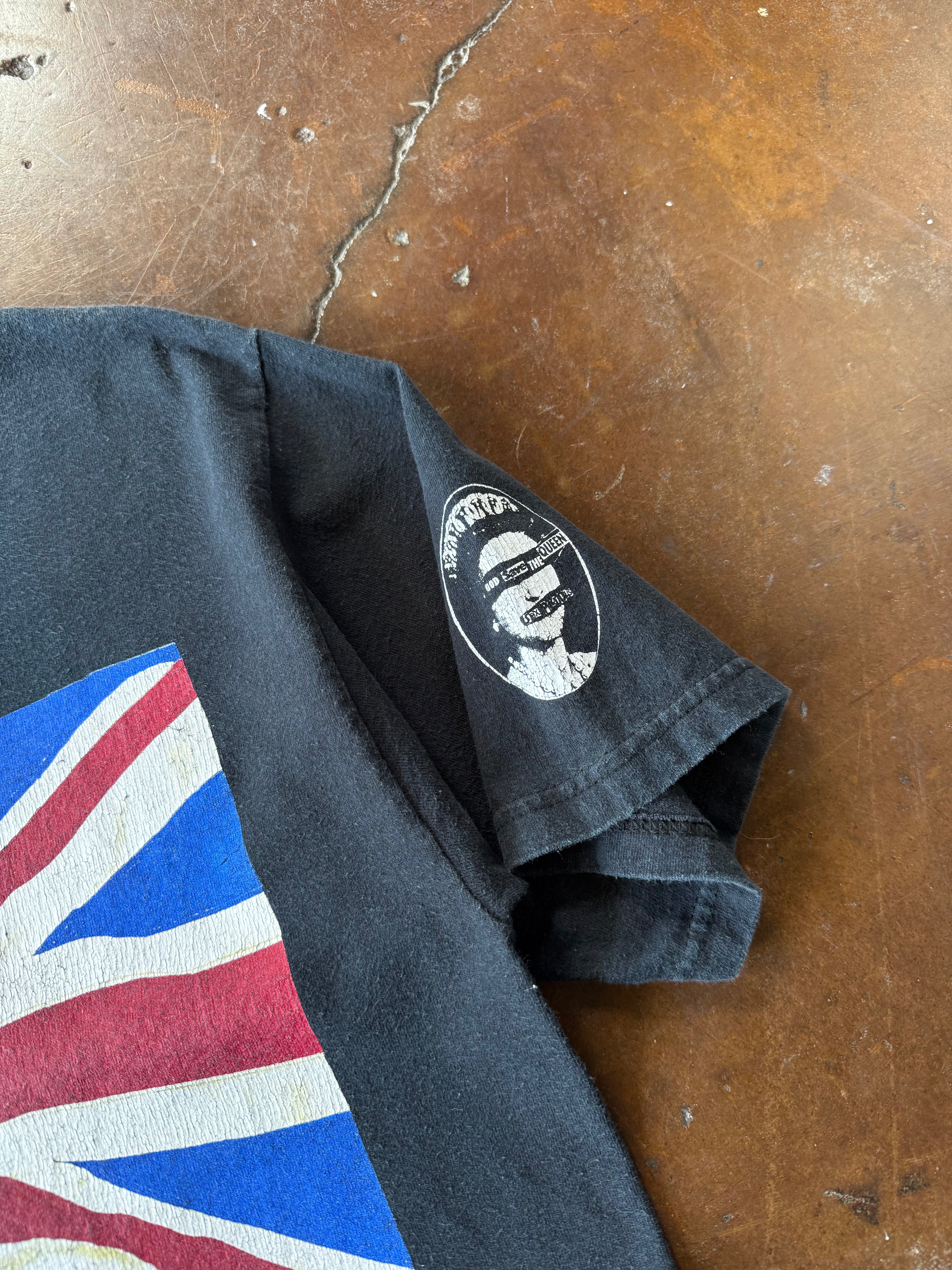 2000s Sex Pistols "god save the queen" band shirt (MEDIUM)