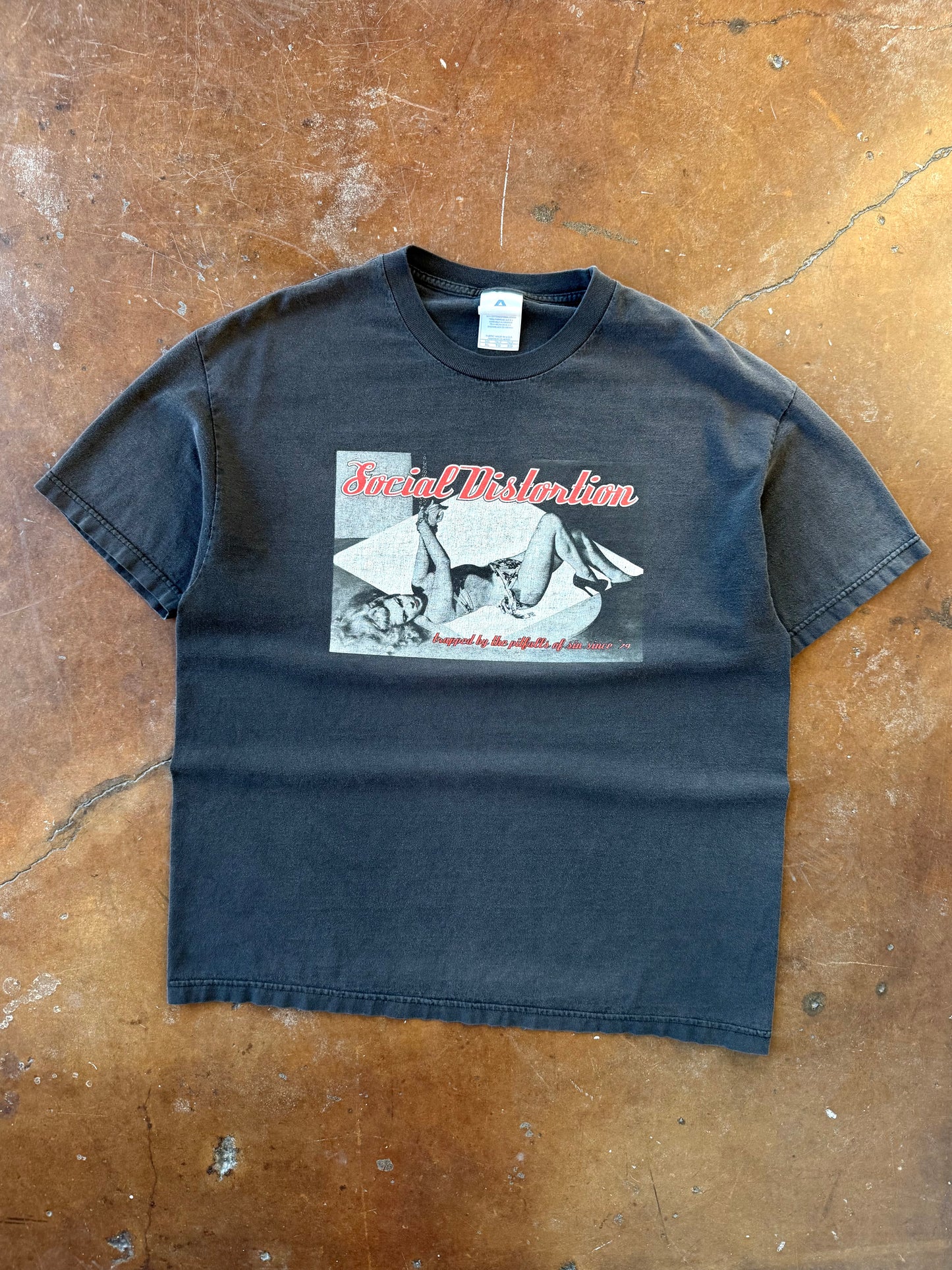 2001 Social Distortion "trapped by the pitfalls of sin" band shirt (XL)