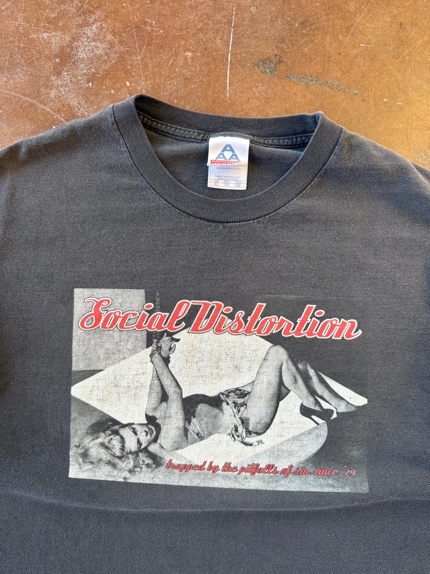 2001 Social Distortion "trapped by the pitfalls of sin" band shirt (XL)