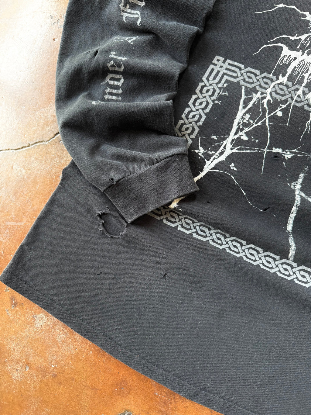2000s lightly distressed Dark Throne "under a funeral moon" longslevee shirt (XL)