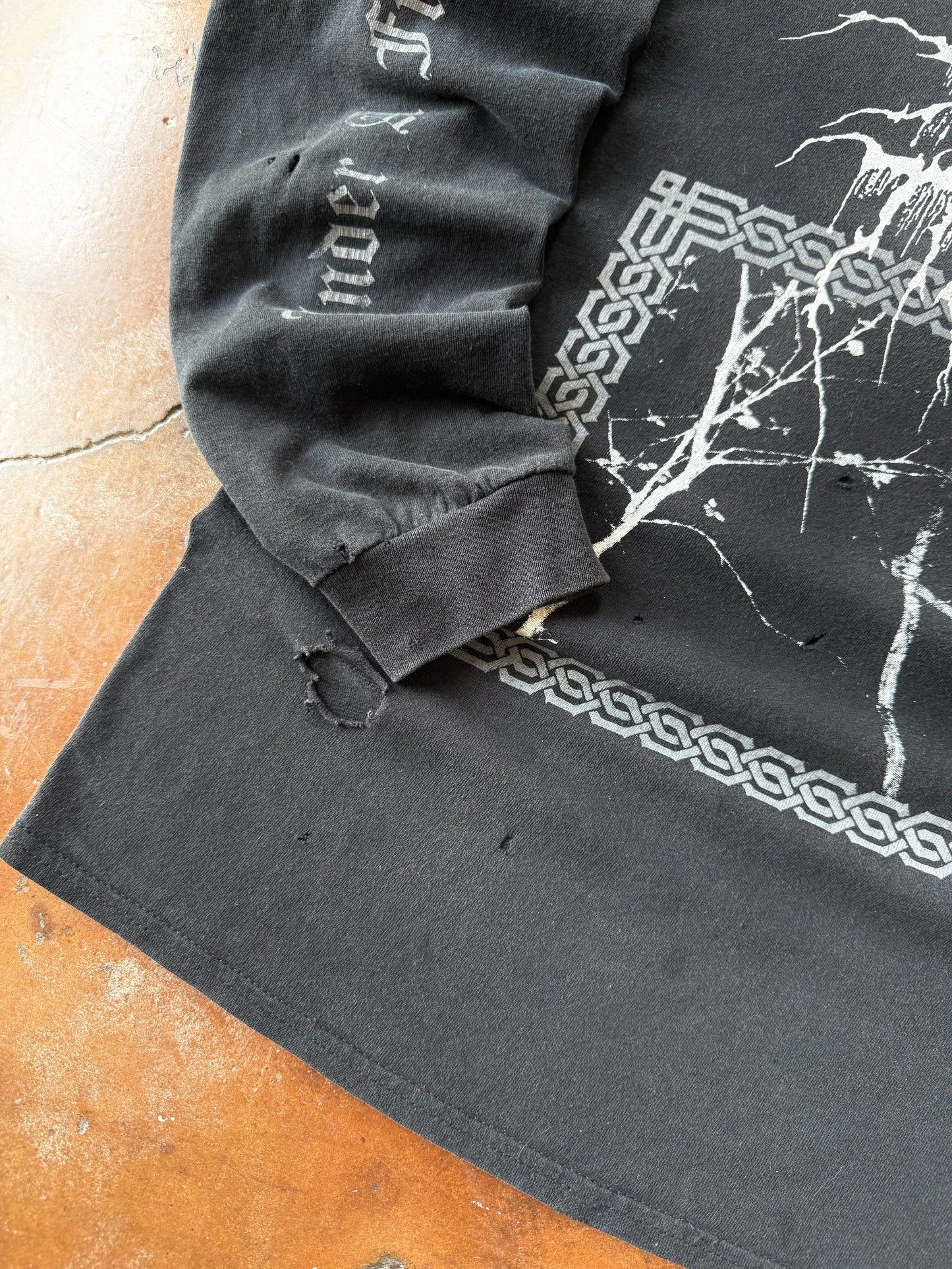 2000s lightly distressed Dark Throne "under a funeral moon" longslevee shirt (XL)