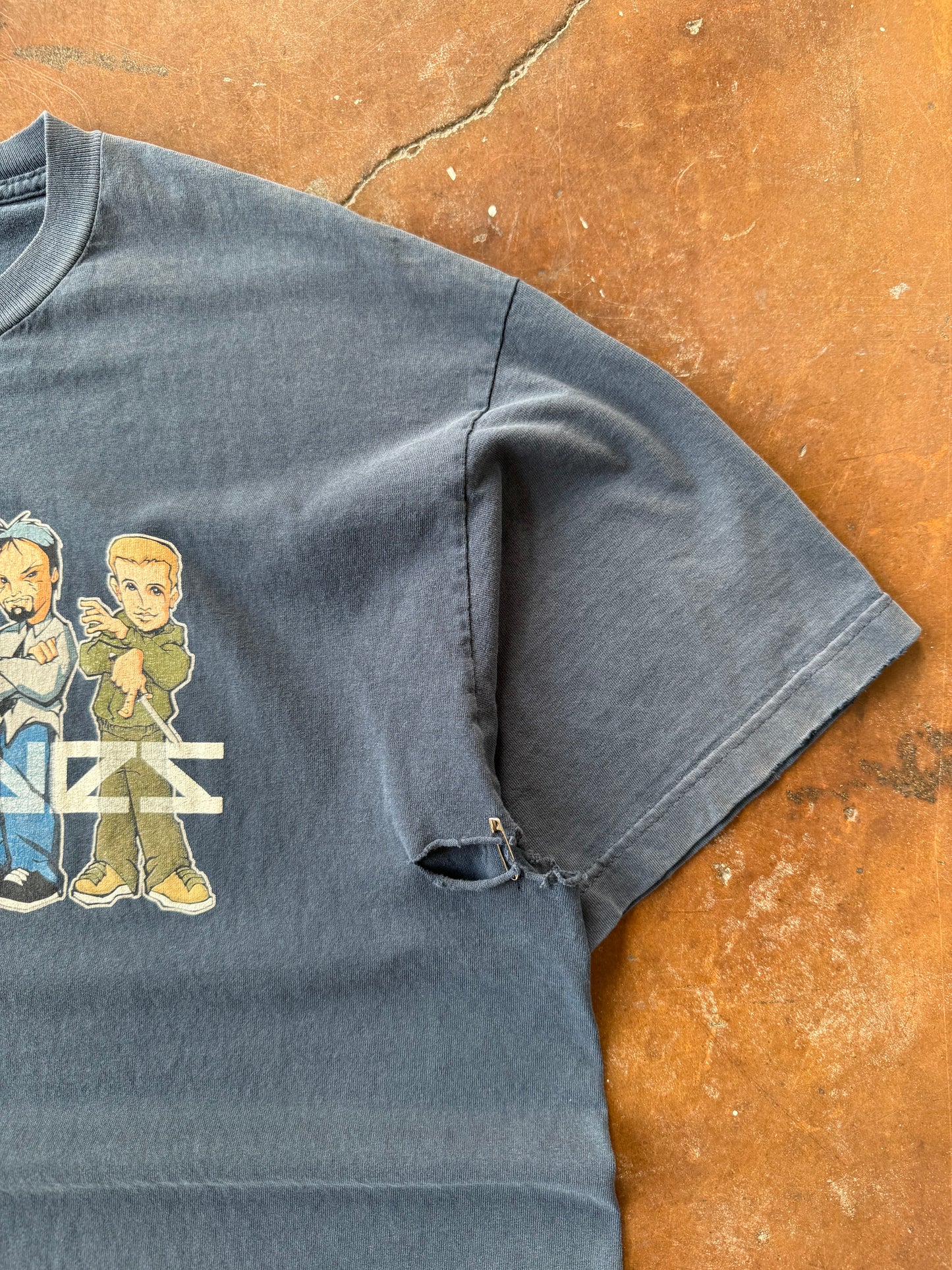 90s lightly distressed Deftones "characters" band shirt (XL)