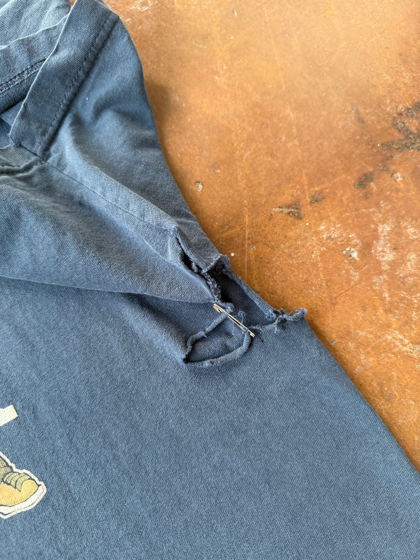 90s lightly distressed Deftones "characters" band shirt (XL)