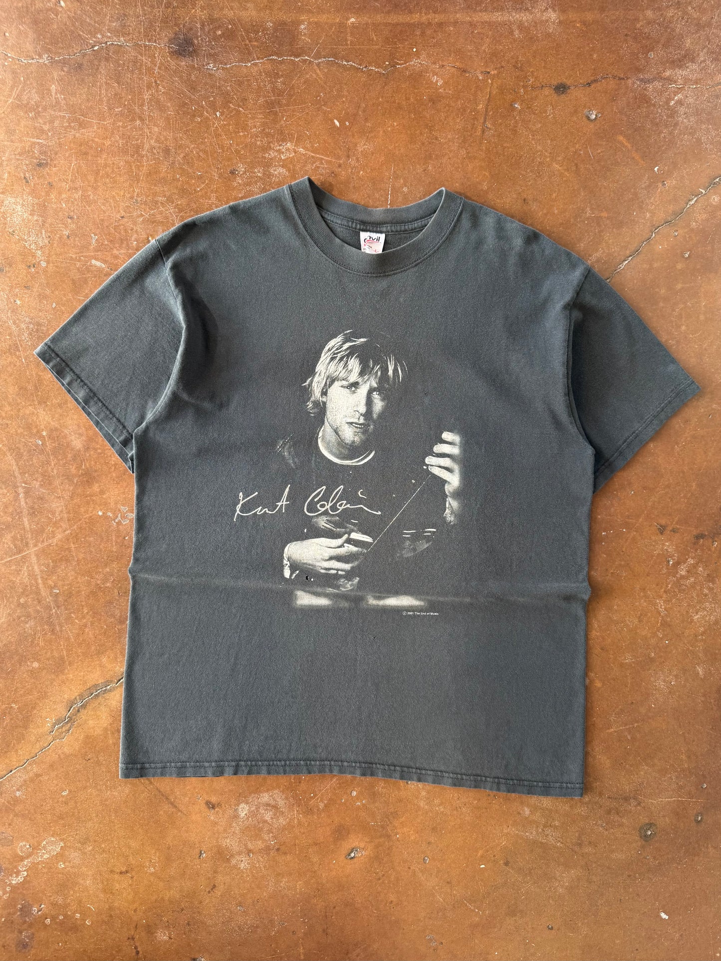 2001 Kurt Cobain "guitar portrait" nirvana shirt (LARGE)