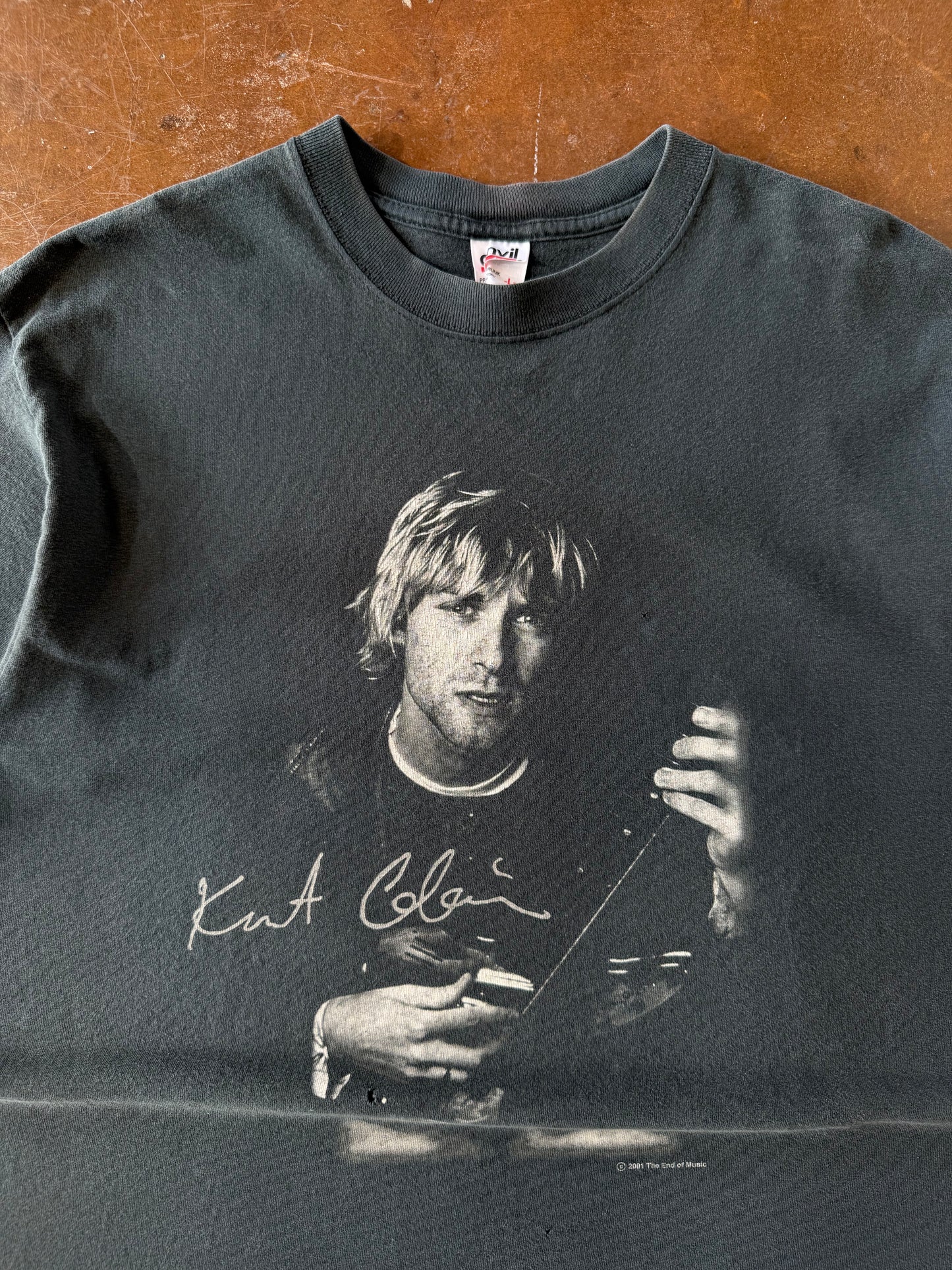 2001 Kurt Cobain "guitar portrait" nirvana shirt (LARGE)