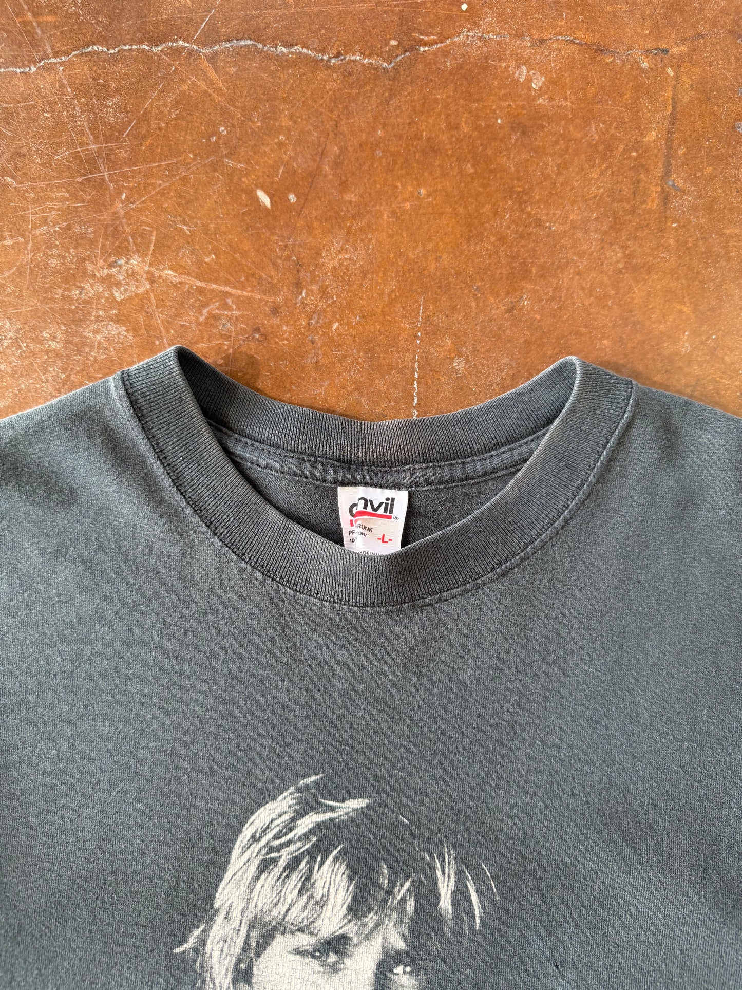 2001 Kurt Cobain "guitar portrait" nirvana shirt (LARGE)