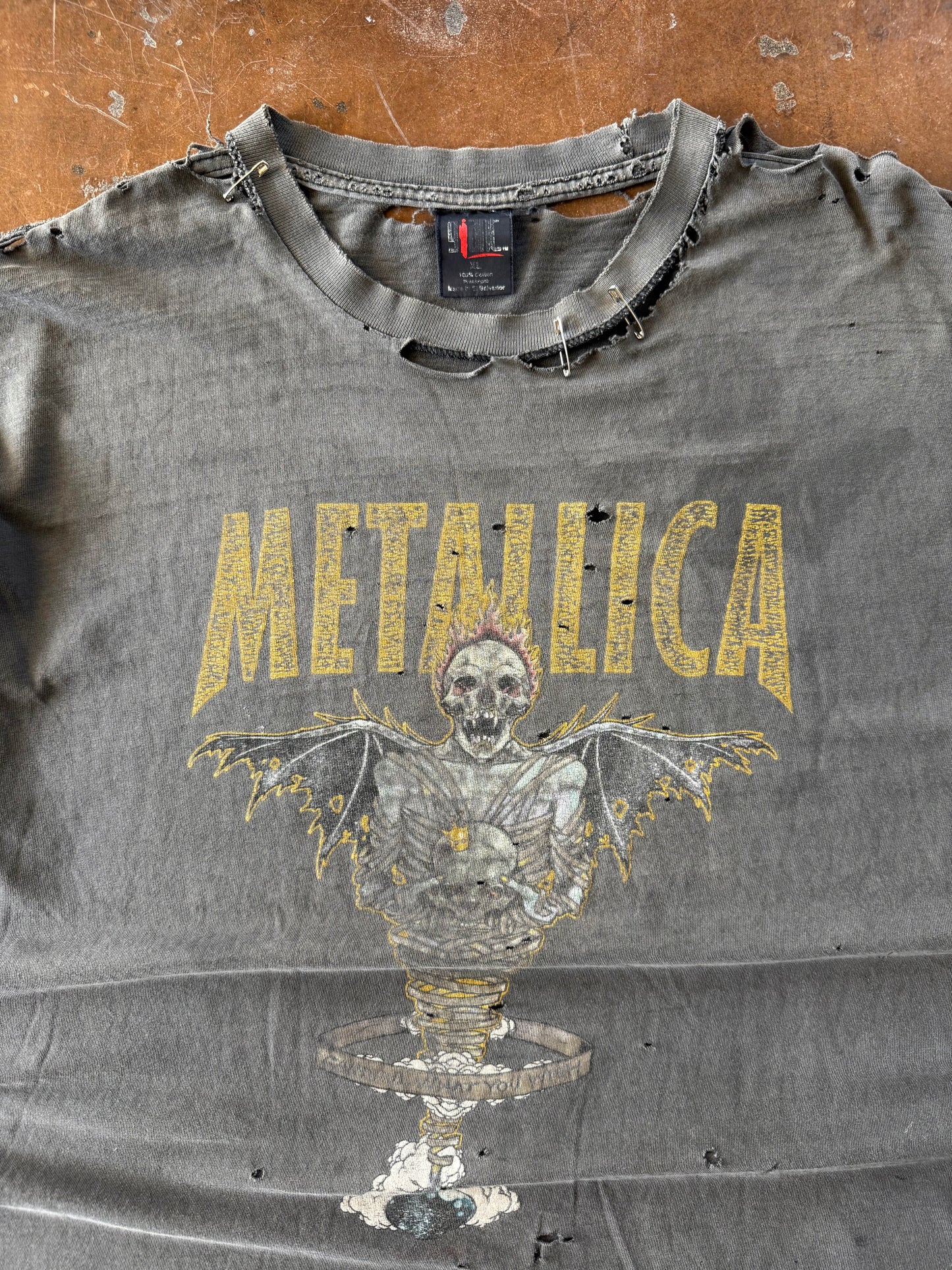 1996 heavily distressed & faded Metallica "king nothing" band shirt (XL)