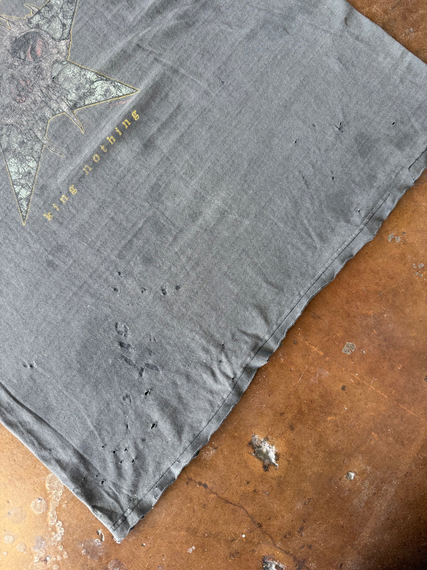 1996 heavily distressed & faded Metallica "king nothing" band shirt (XL)