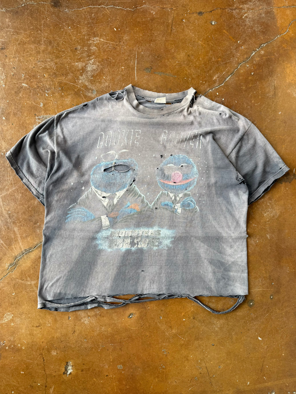 90s faded & distressed Cookie Monster & Grover "men in black" parody shirt (XL)