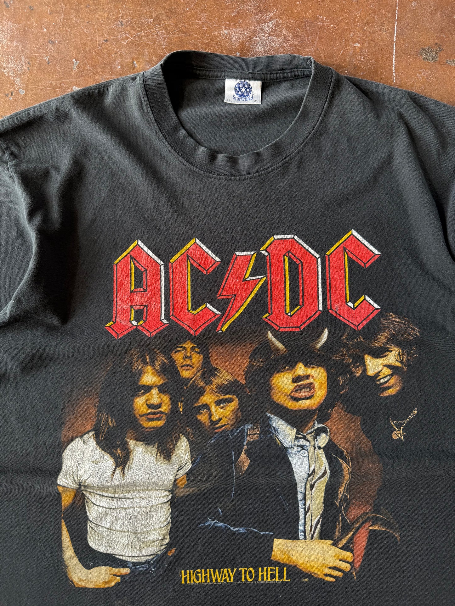 2001 AC/DC "highway to hell" band shirt (XL)