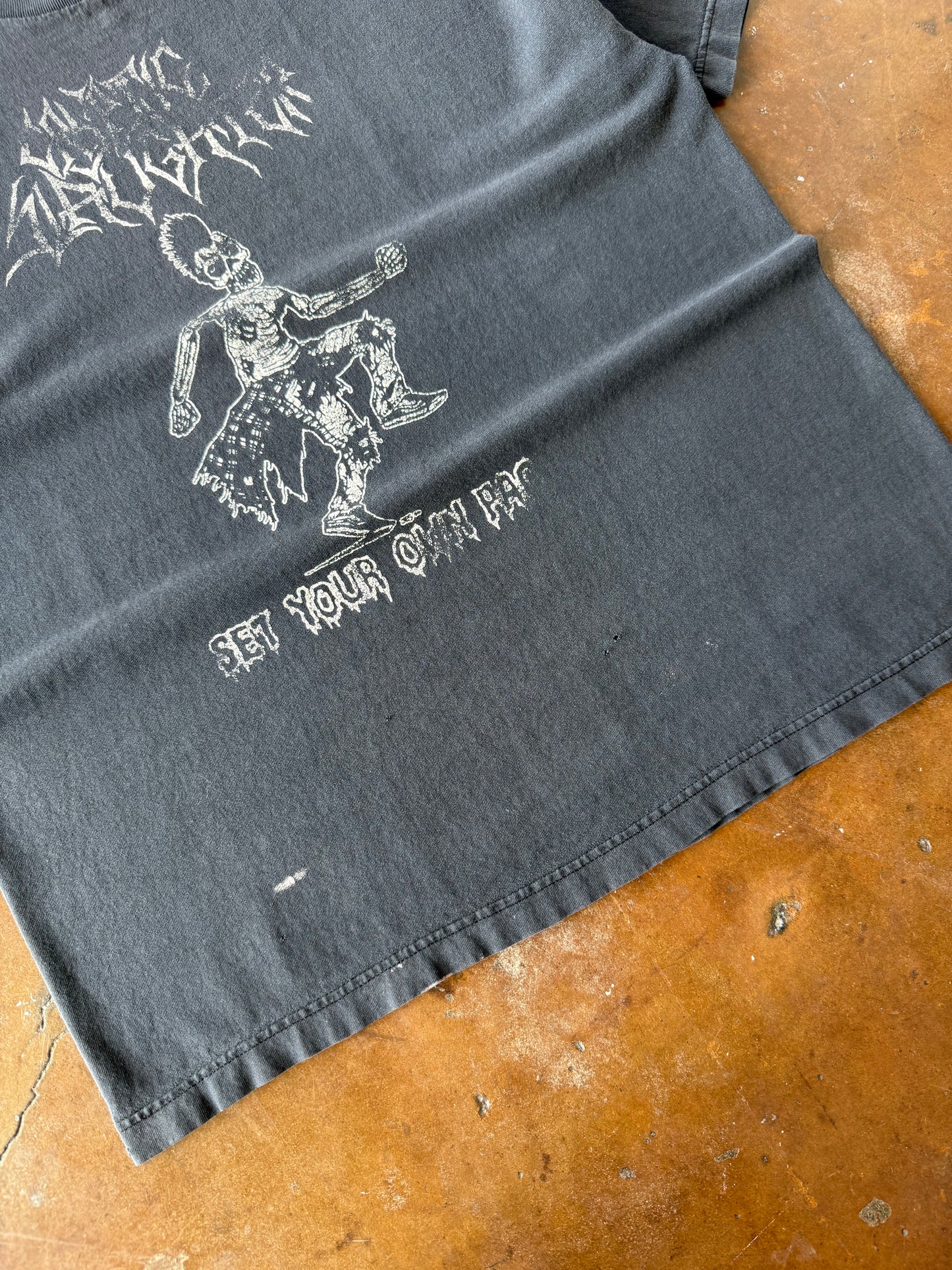 2000s faded Cryptic Slaughter "set your own pace" band shirt (XL)