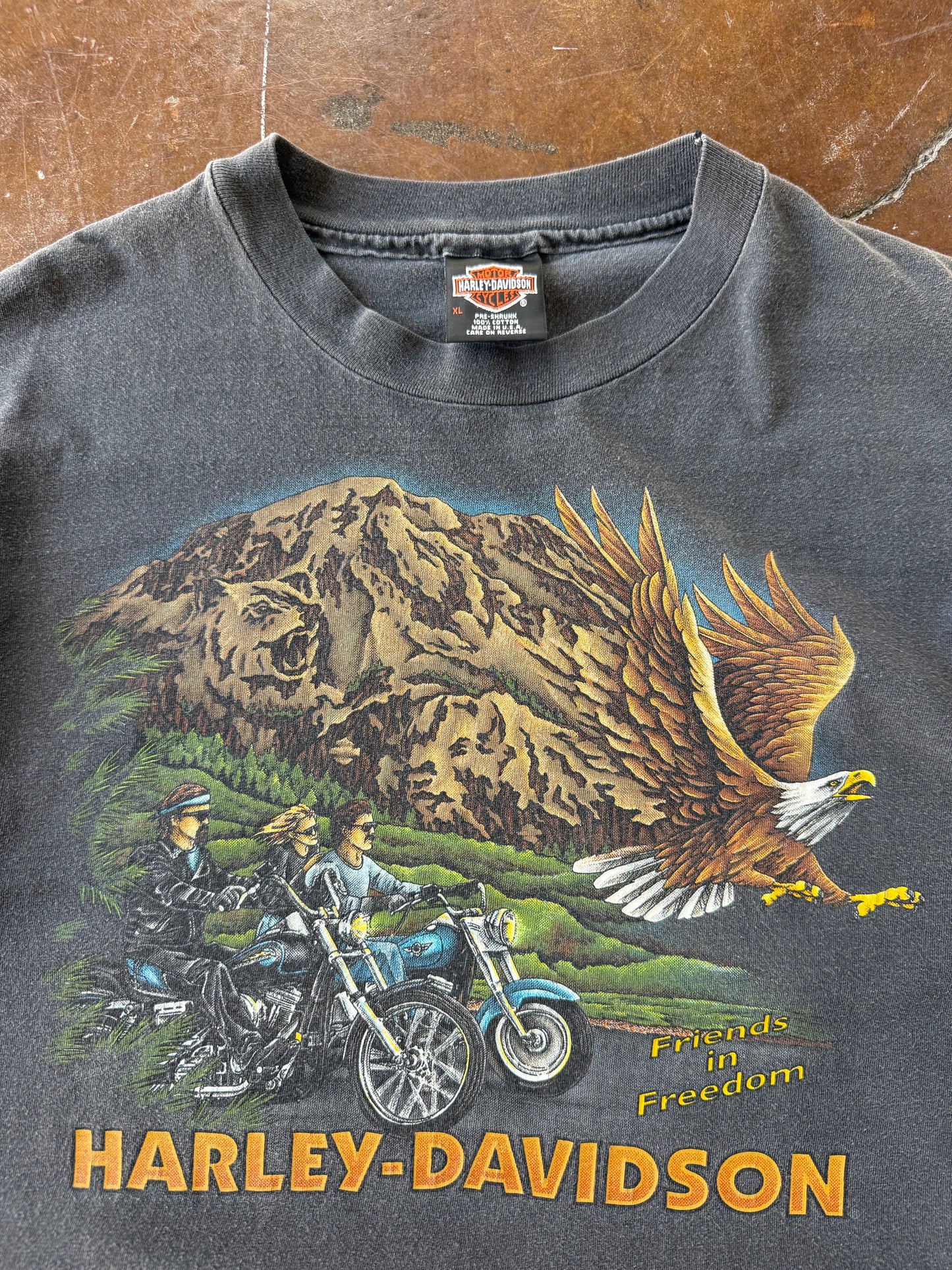 90s lightly faded Harley Davidson "bear mountain" biker shirt (XL)