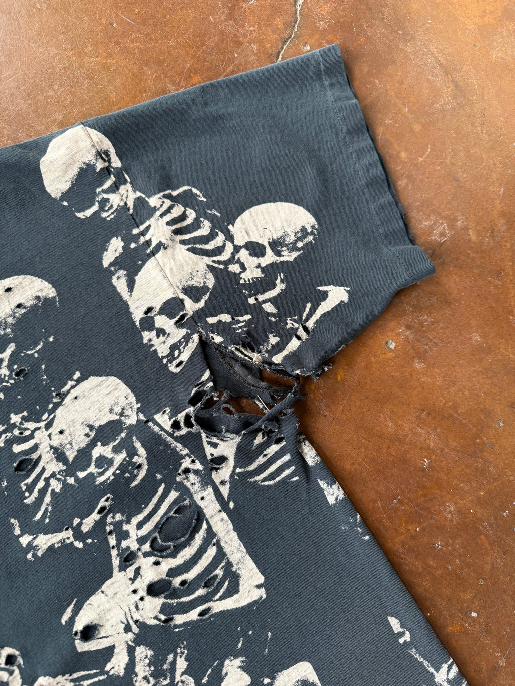1994 distressed Rolling Stones "voodoo lounge skeleton" band shirt (XL)