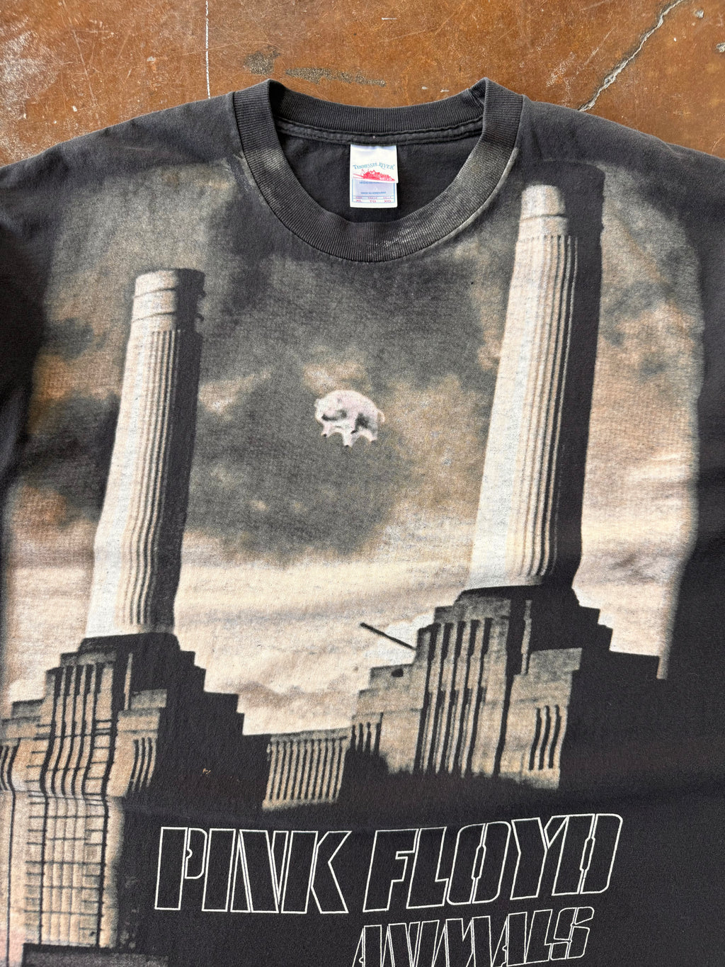 2000s Pink Floyd "animals" band shirt (XL)