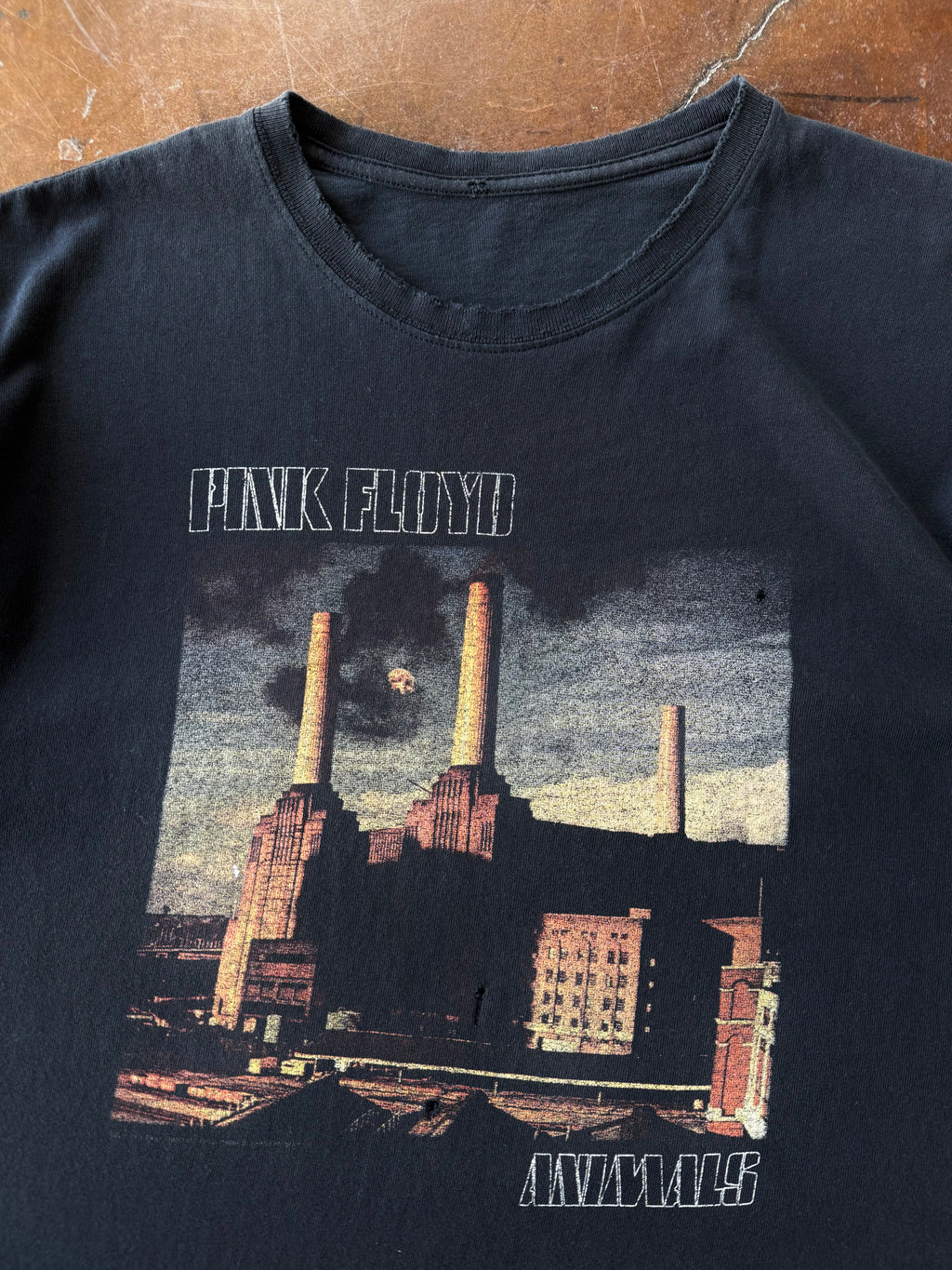 2000s Pink Floyd "animals" band shirt (LARGE)