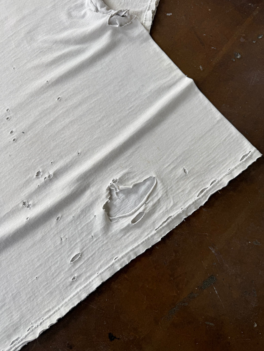 2000s distressed White blank shirt (XL)