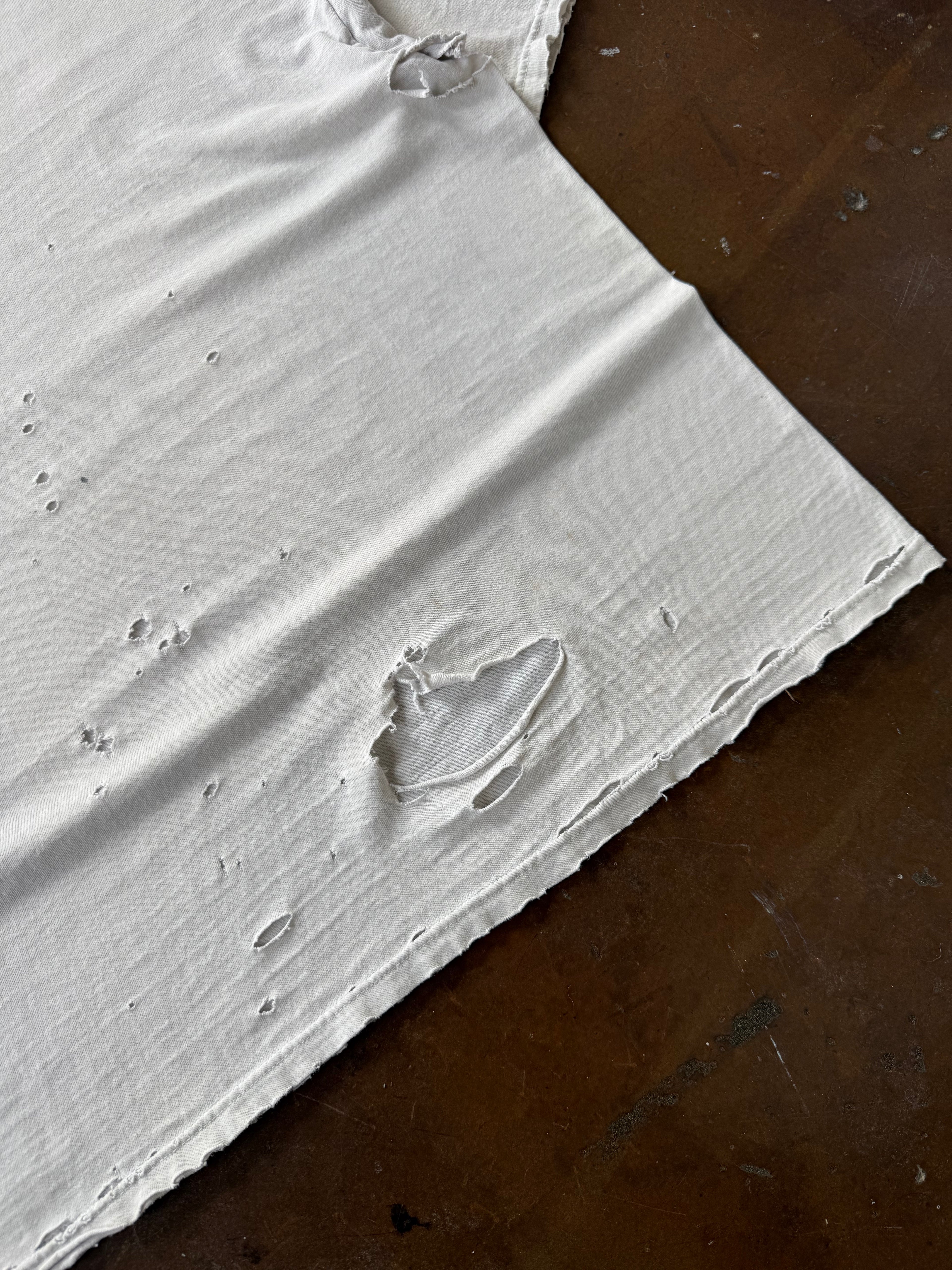 2000s distressed White blank shirt (XL)