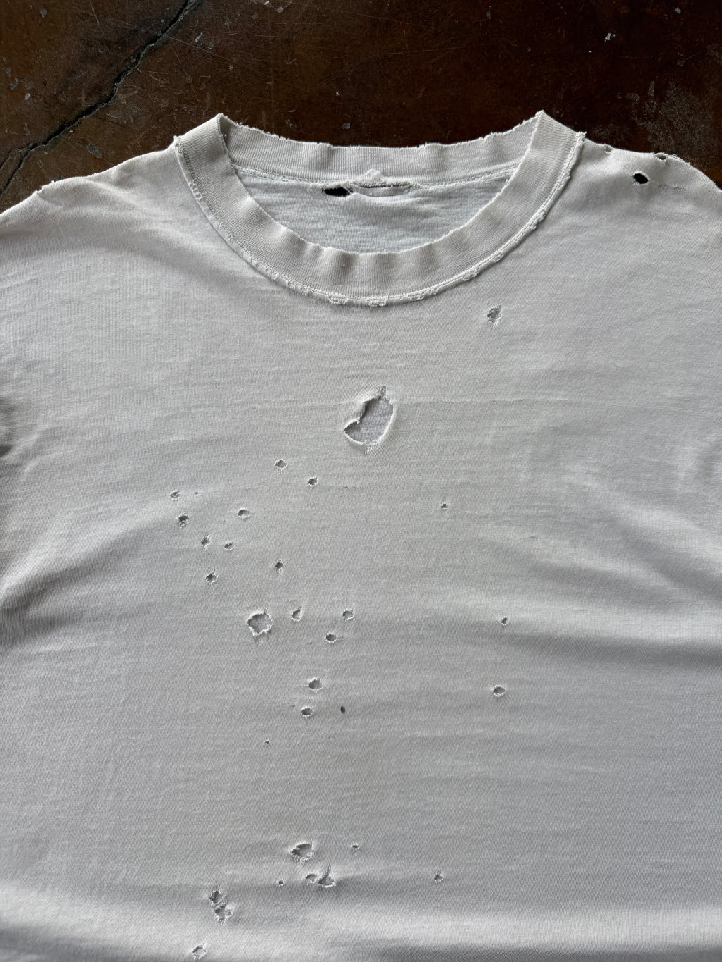 2000s distressed White blank shirt (XL)