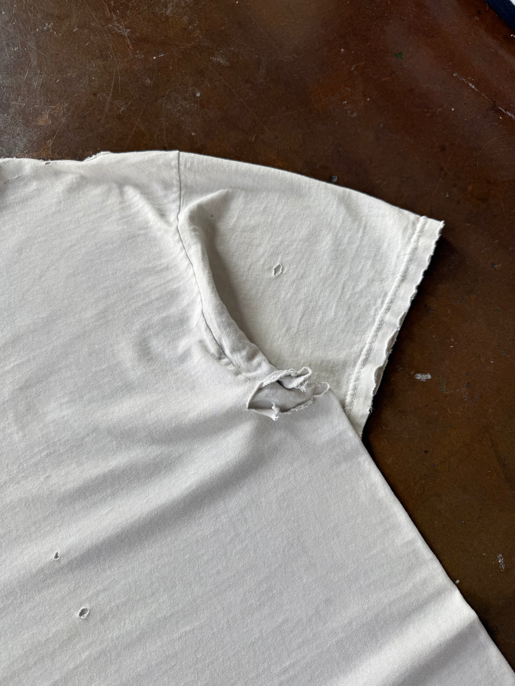 2000s distressed White blank shirt (XL)