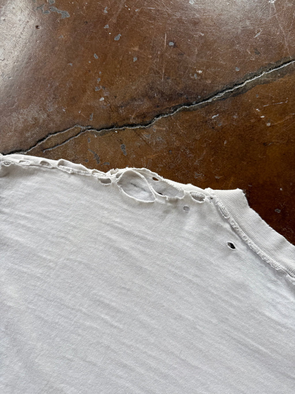 2000s distressed White blank shirt (XL)