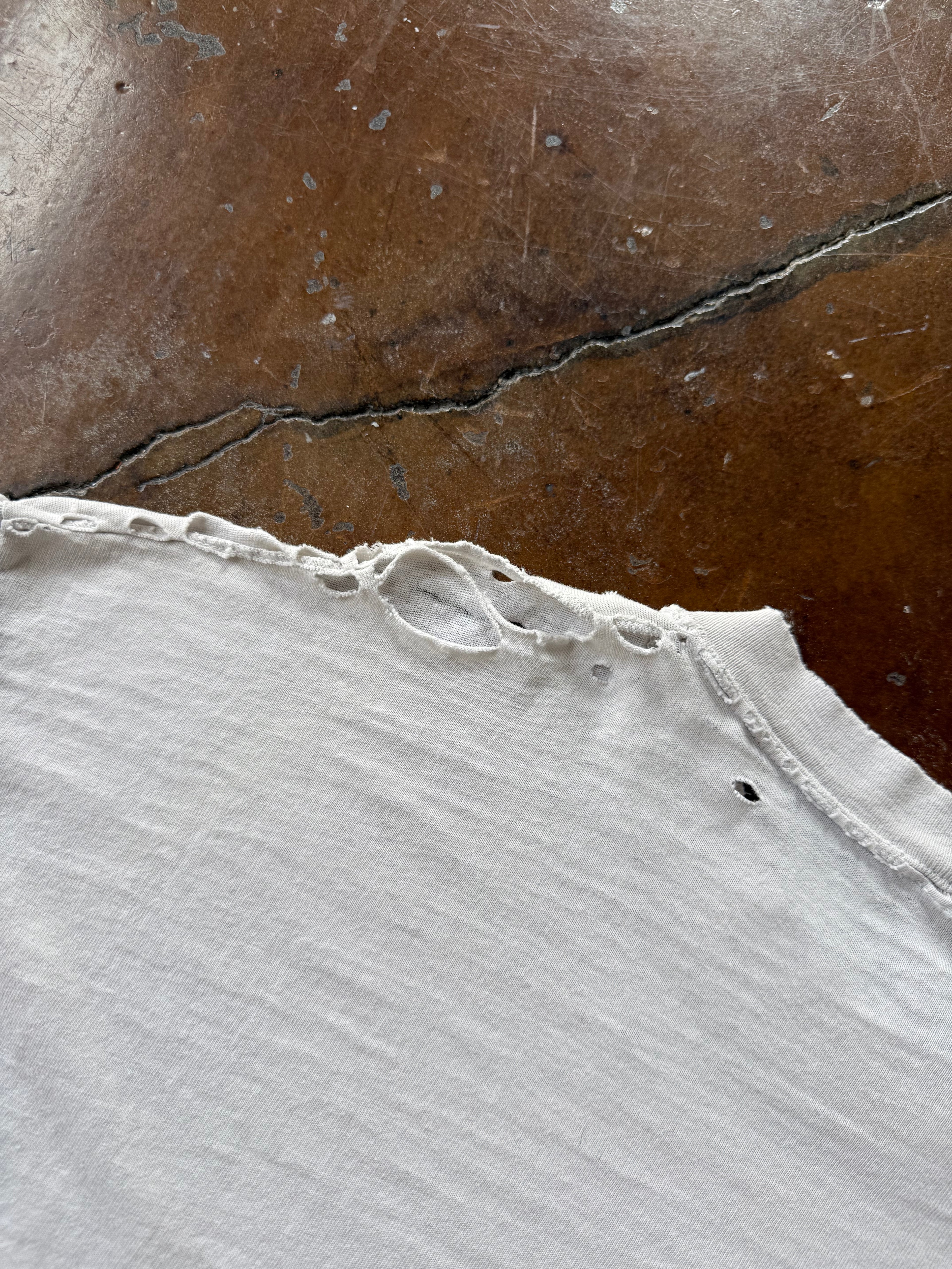2000s distressed White blank shirt (XL)