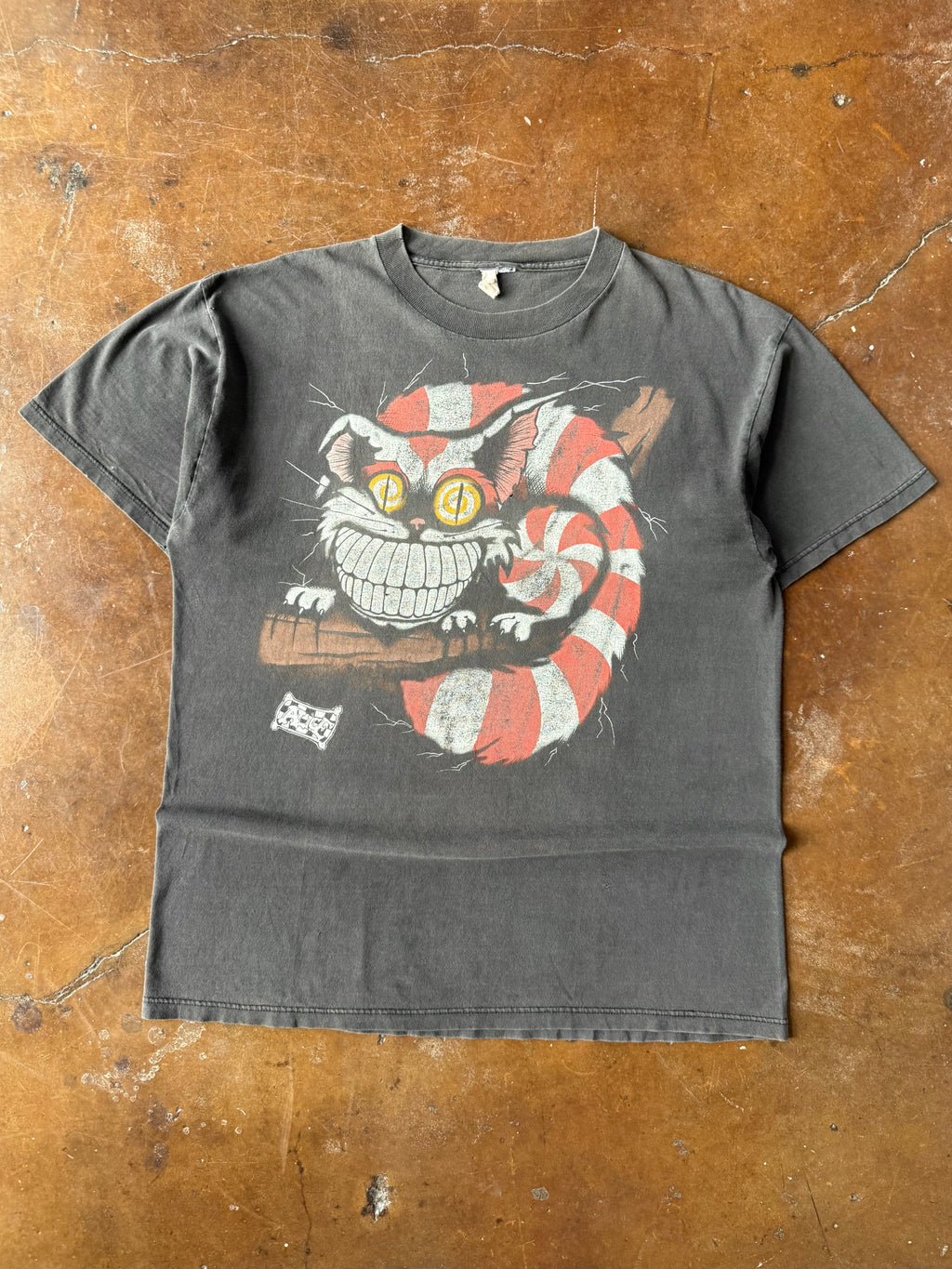 90s lightly faded Alice in Wonderland "cheshire cat" shirt (XL)