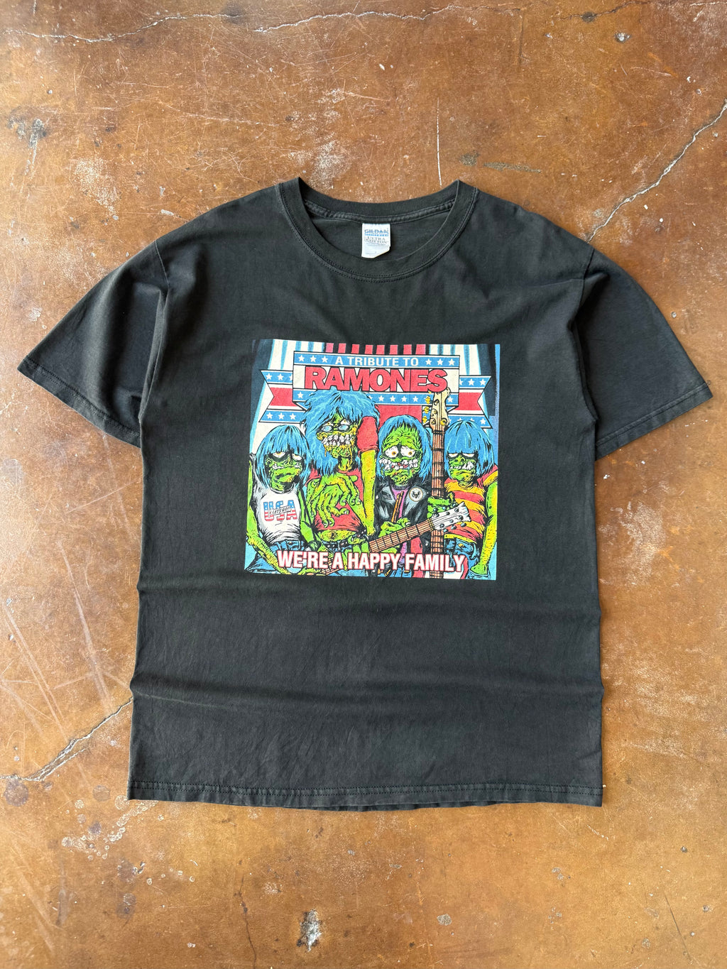 2003 Ramones "we're a happy family" band shirt (LARGE)
