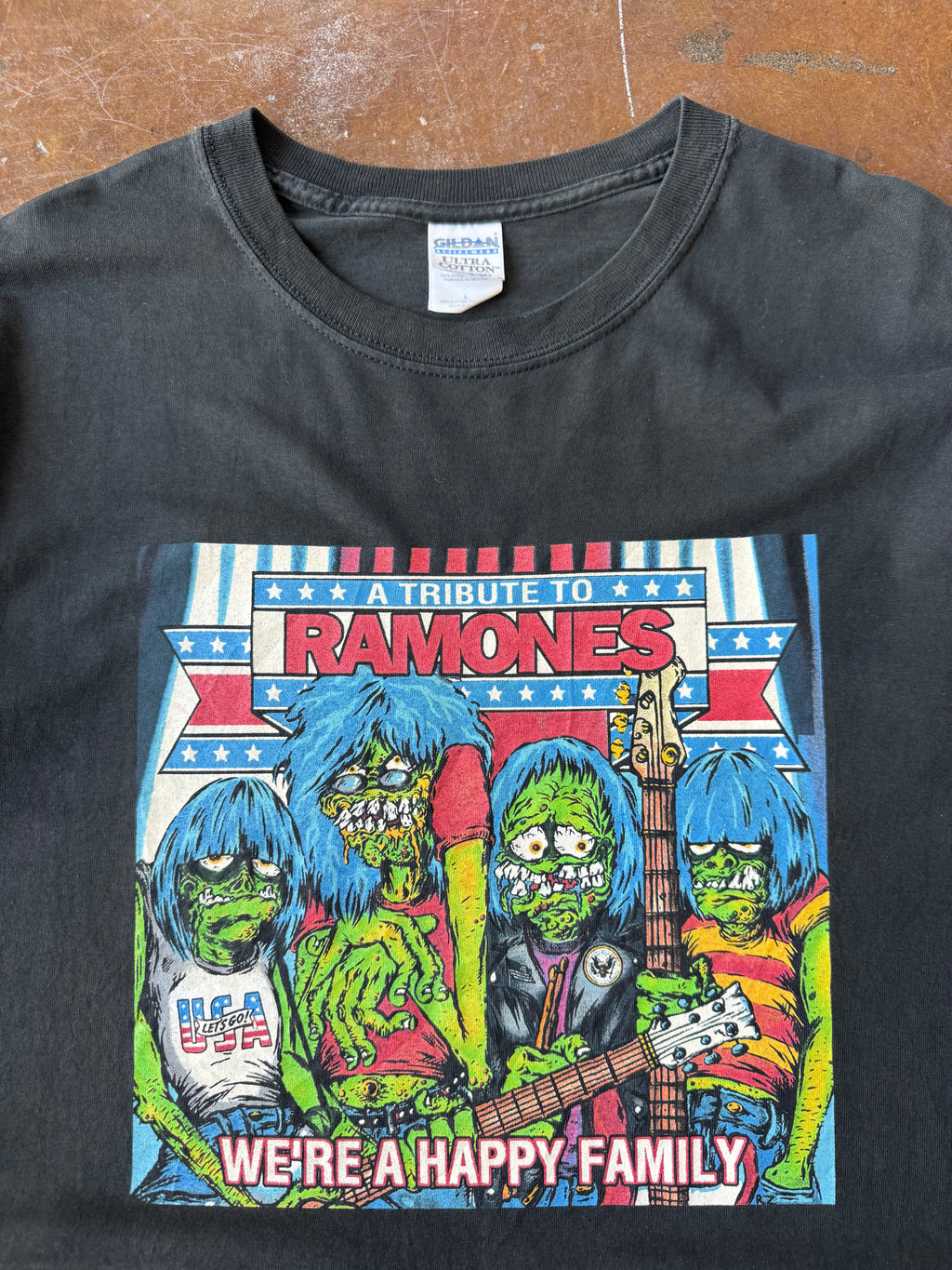 2003 Ramones "we're a happy family" band shirt (LARGE)