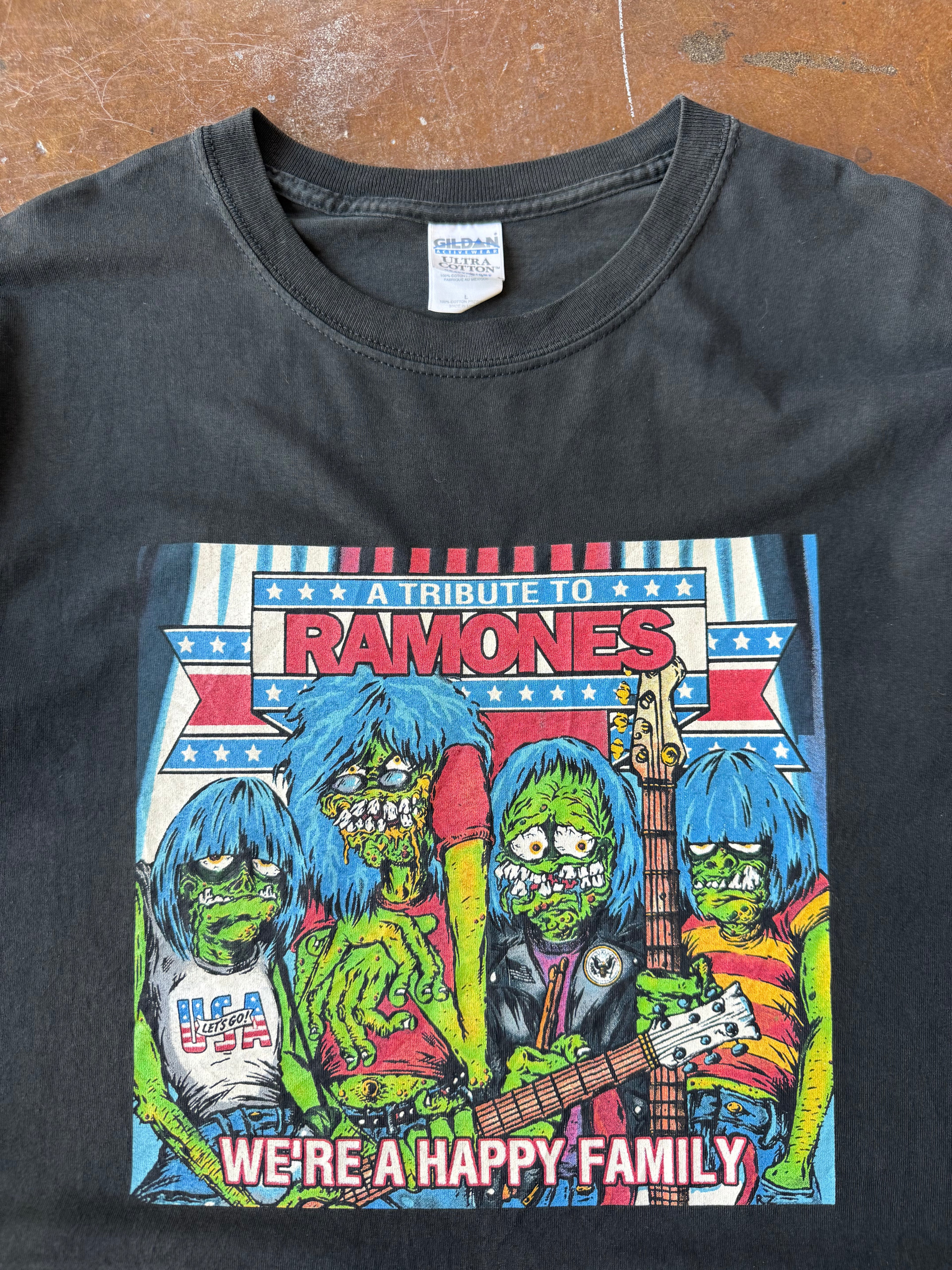 2003 Ramones "we're a happy family" band shirt (LARGE)