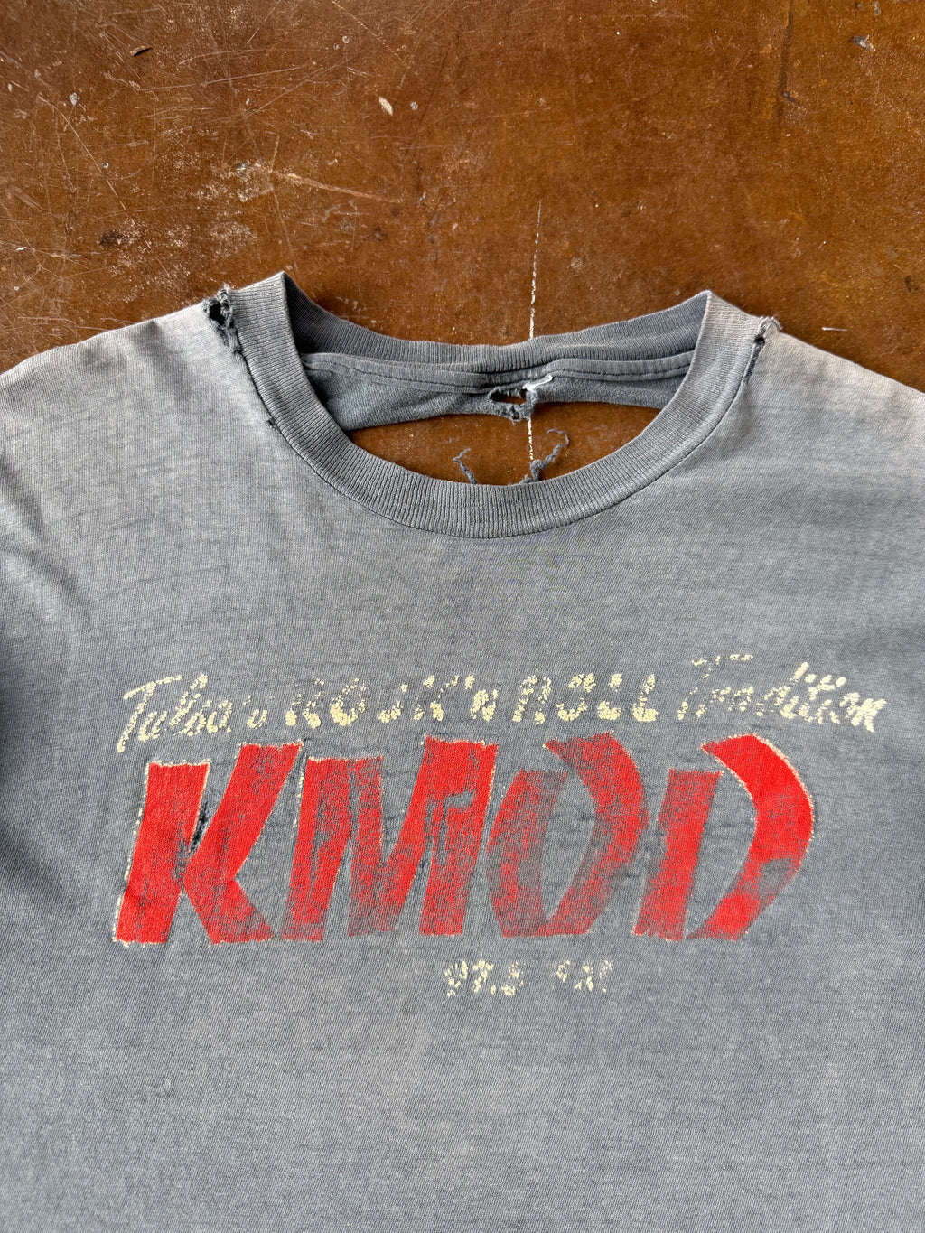 90s faded & distressed KMOD rock n' roll radio station shirt (XL)