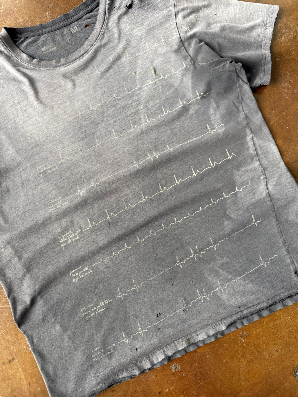 2000s faded & distressed Static graphic shirt (MEDIUM)