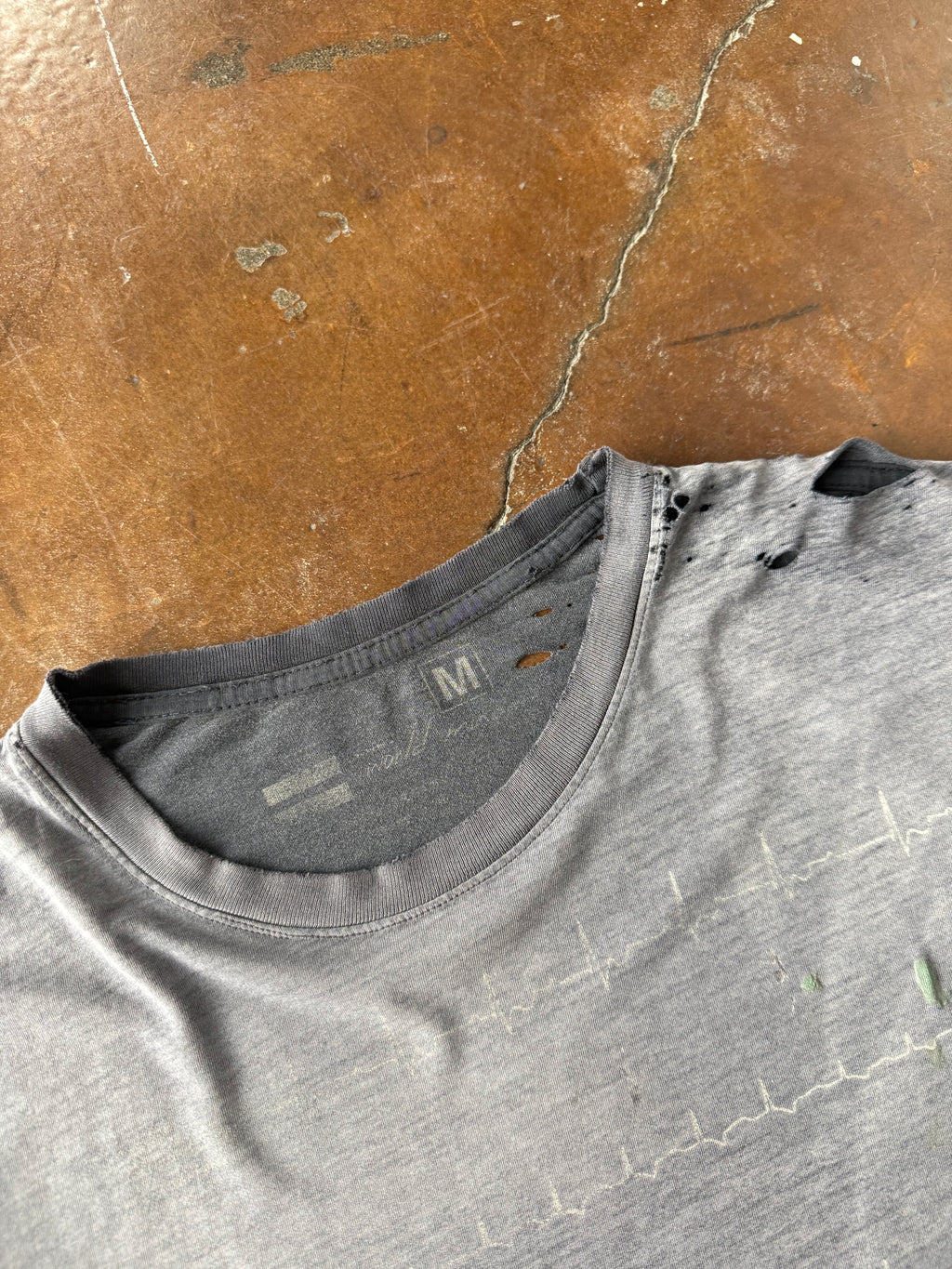 2000s faded & distressed Static graphic shirt (MEDIUM)