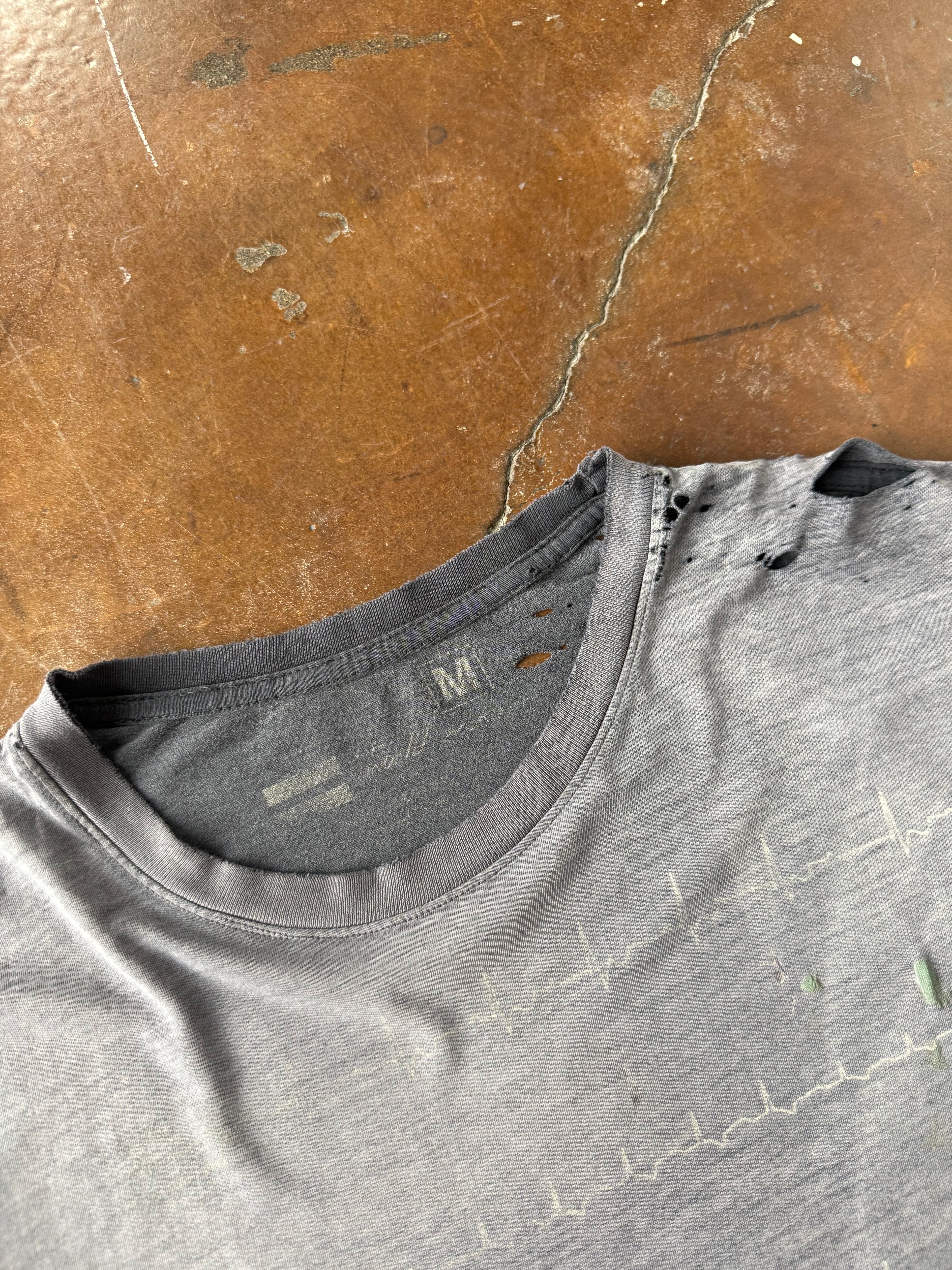 2000s faded & distressed Static graphic shirt (MEDIUM)