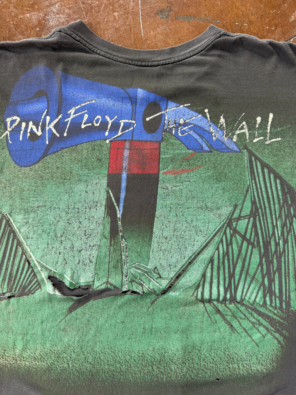 90s Pink Floyd "the wall" band shirt (XL)