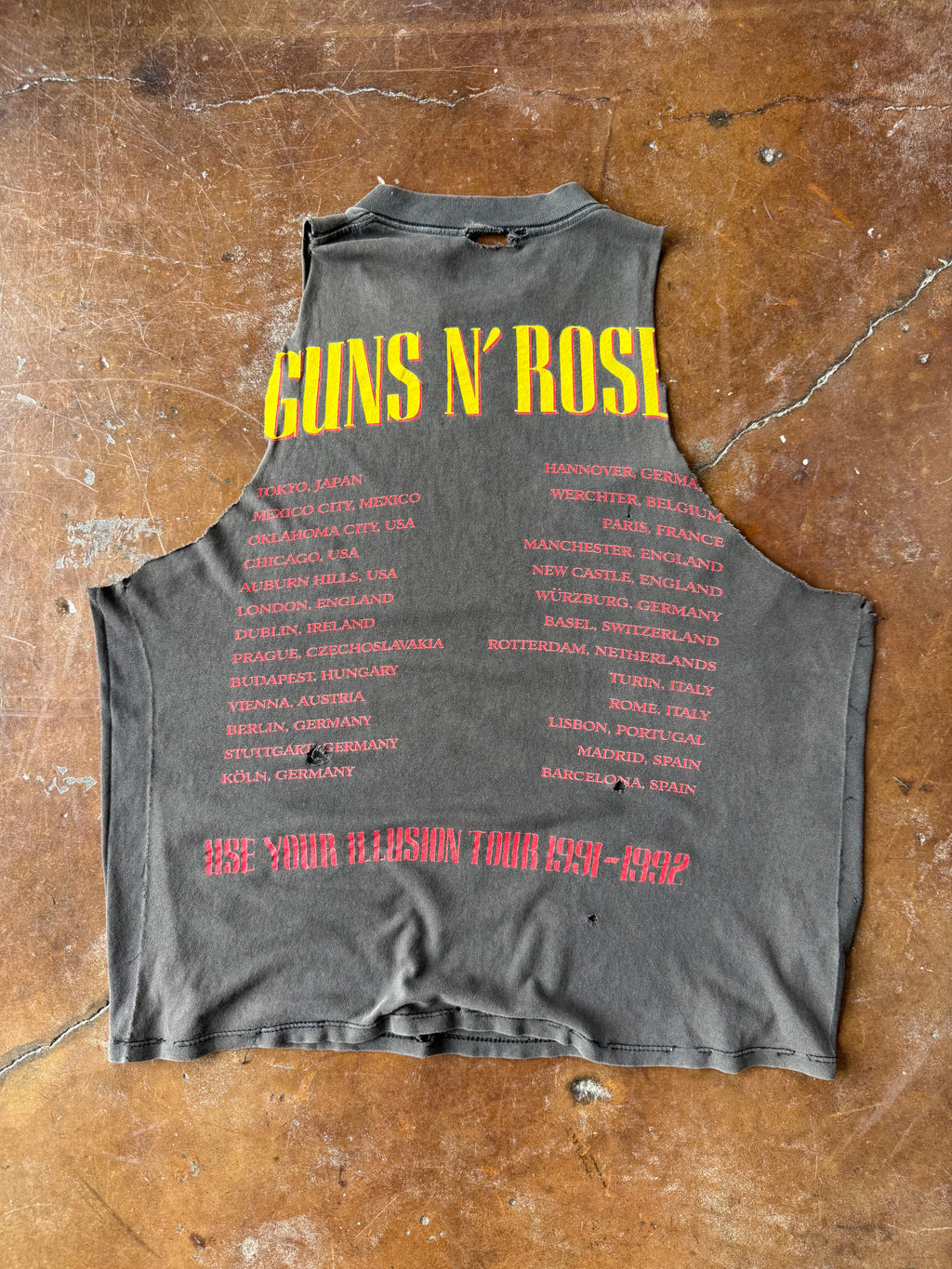 1991 Guns n' Roses "use your illusion" chopped band shirt (XL)