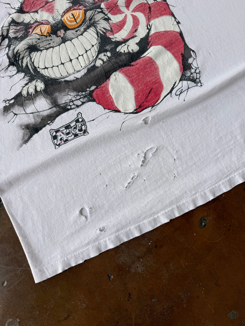 90s distressed Alice in Wonderland "cheshire cat" shirt (XL)