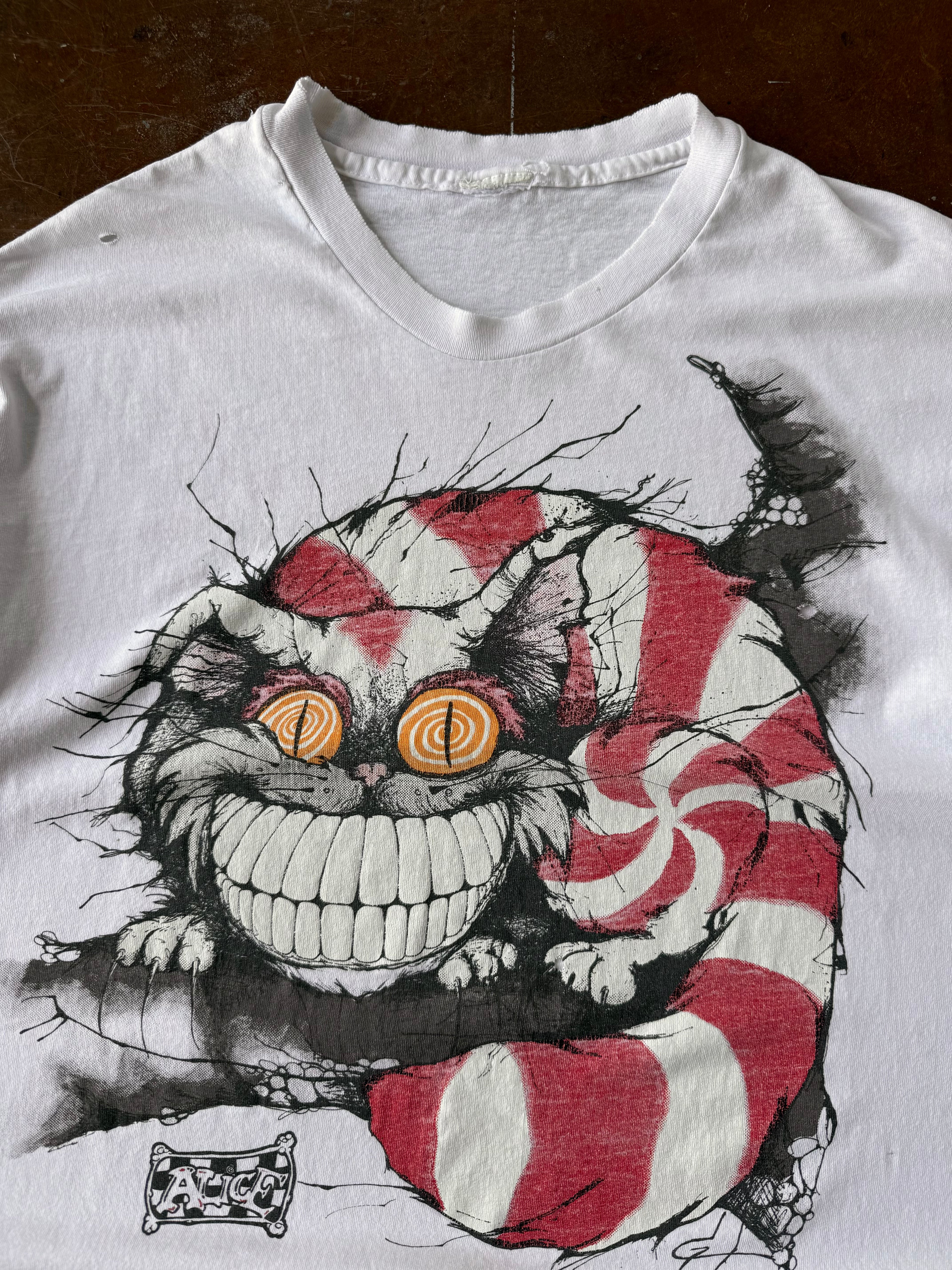 90s distressed Alice in Wonderland "cheshire cat" shirt (XL)