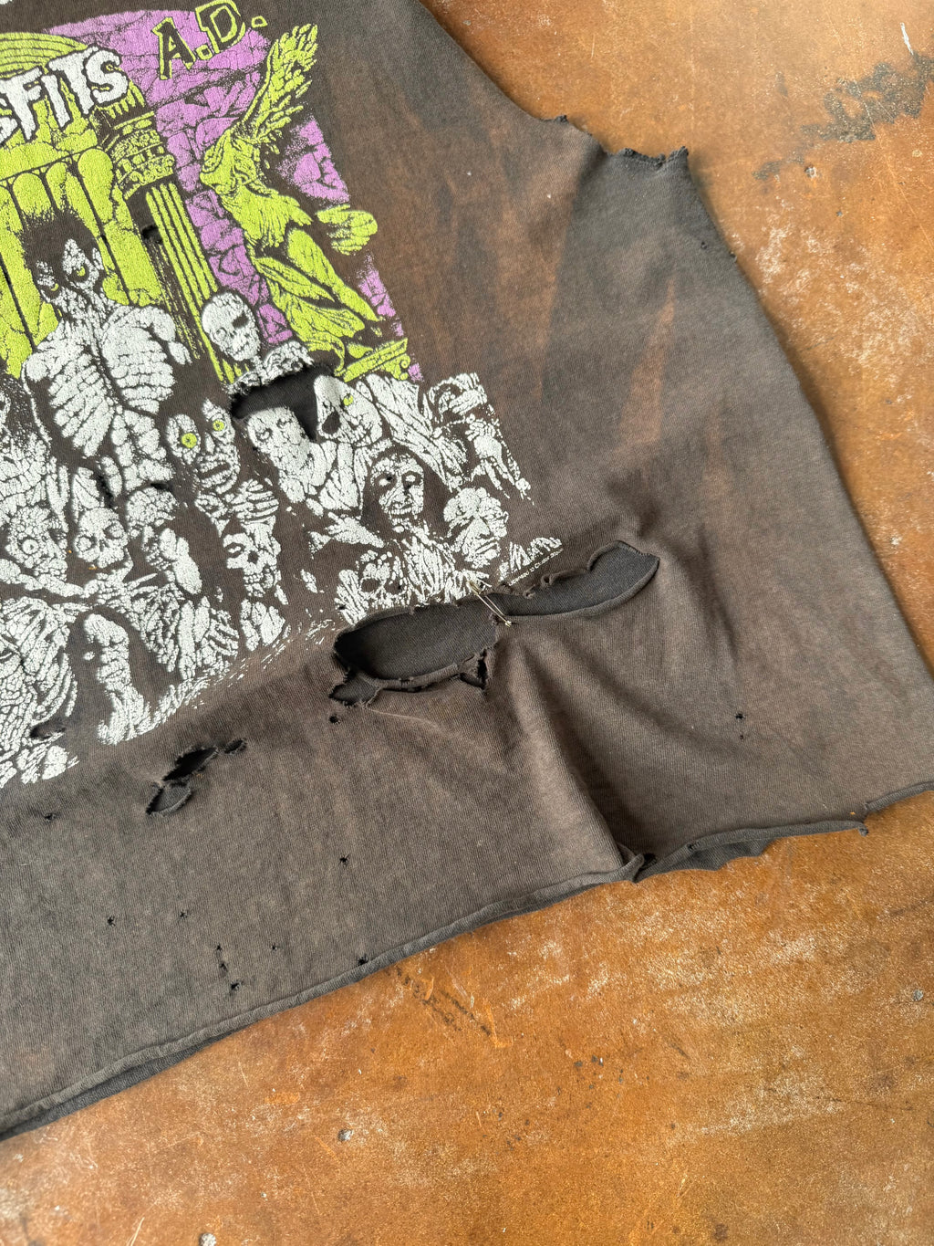 90s faded & distressed Misfits cut-off band shirt (XL)