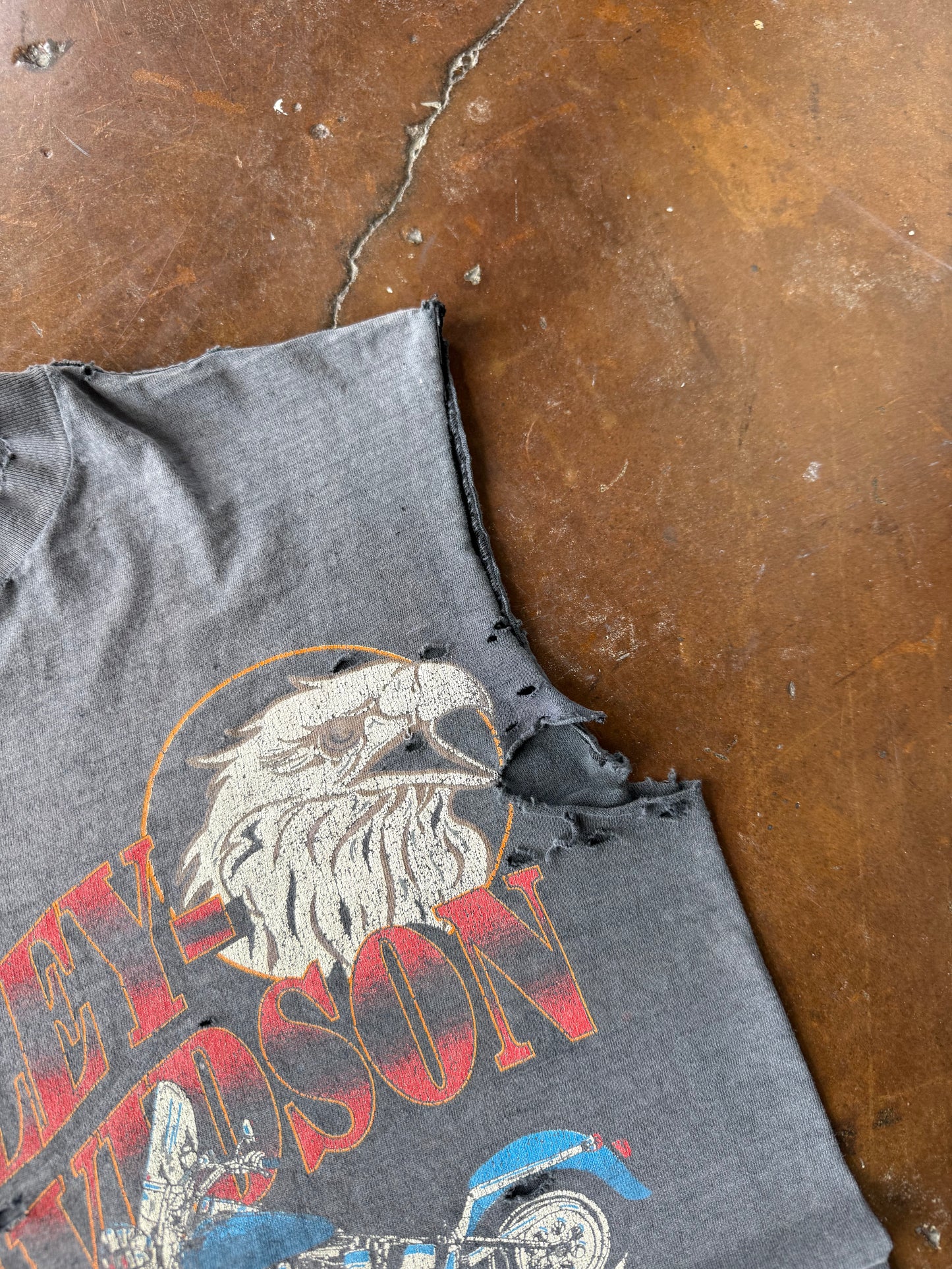 90s faded & distressed Harley Davidson "eagle" cut-off shirt (MEDIUM)