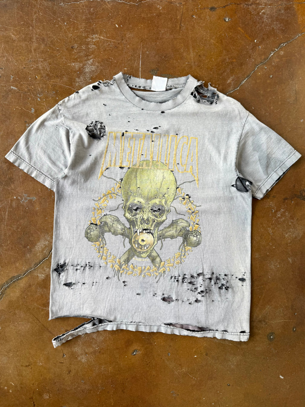 2000s faded & distressed Metallica "no leaf clover" band shirt (LARGE)