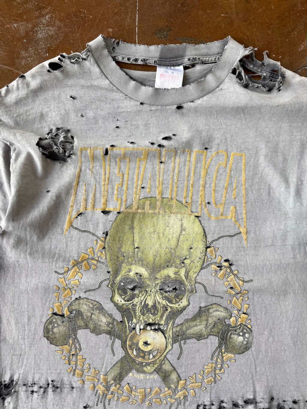 2000s faded & distressed Metallica "no leaf clover" band shirt (LARGE)