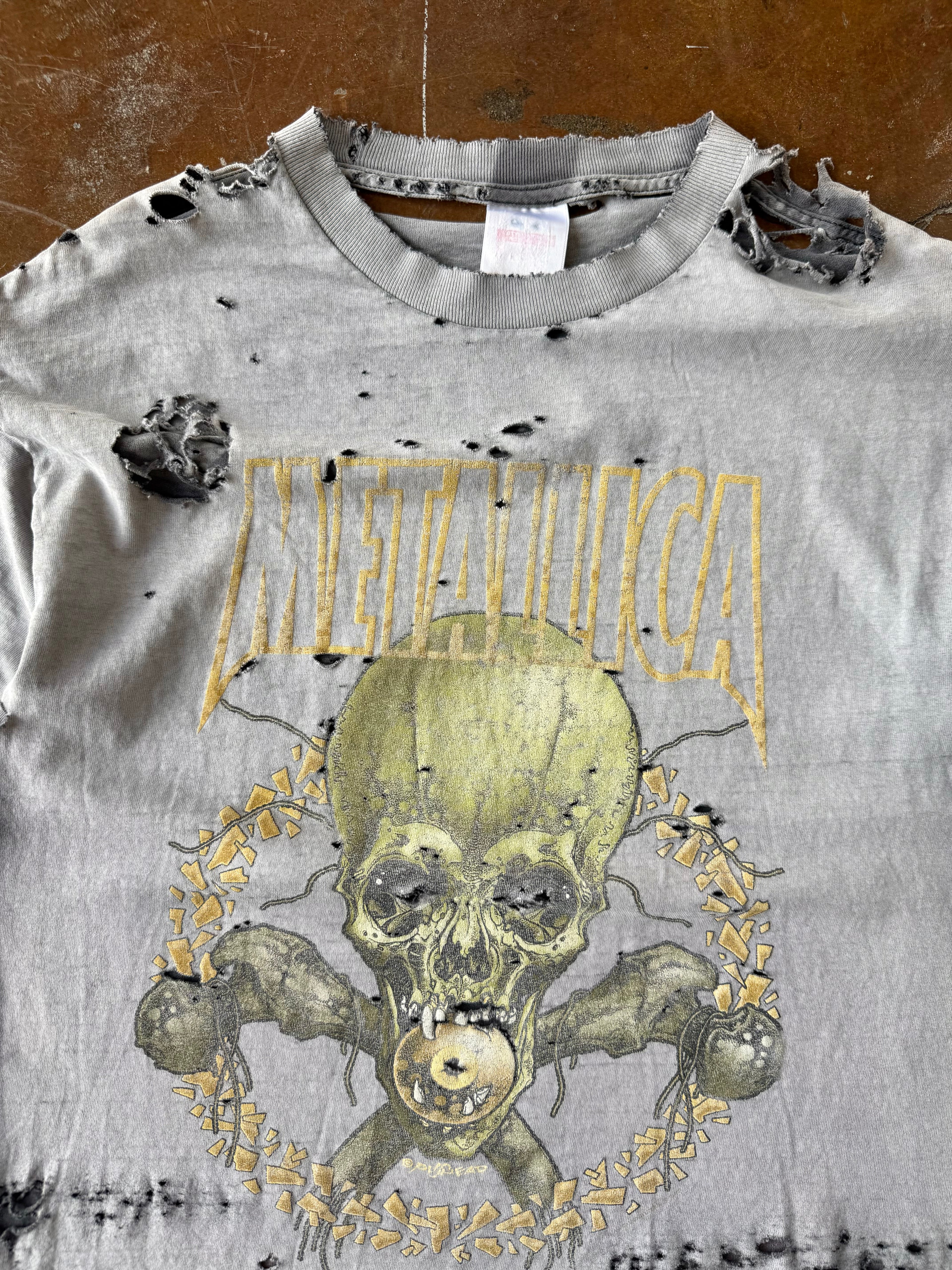 2000s faded & distressed Metallica "no leaf clover" band shirt (LARGE)