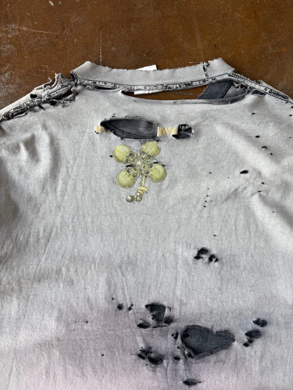 2000s faded & distressed Metallica "no leaf clover" band shirt (LARGE)