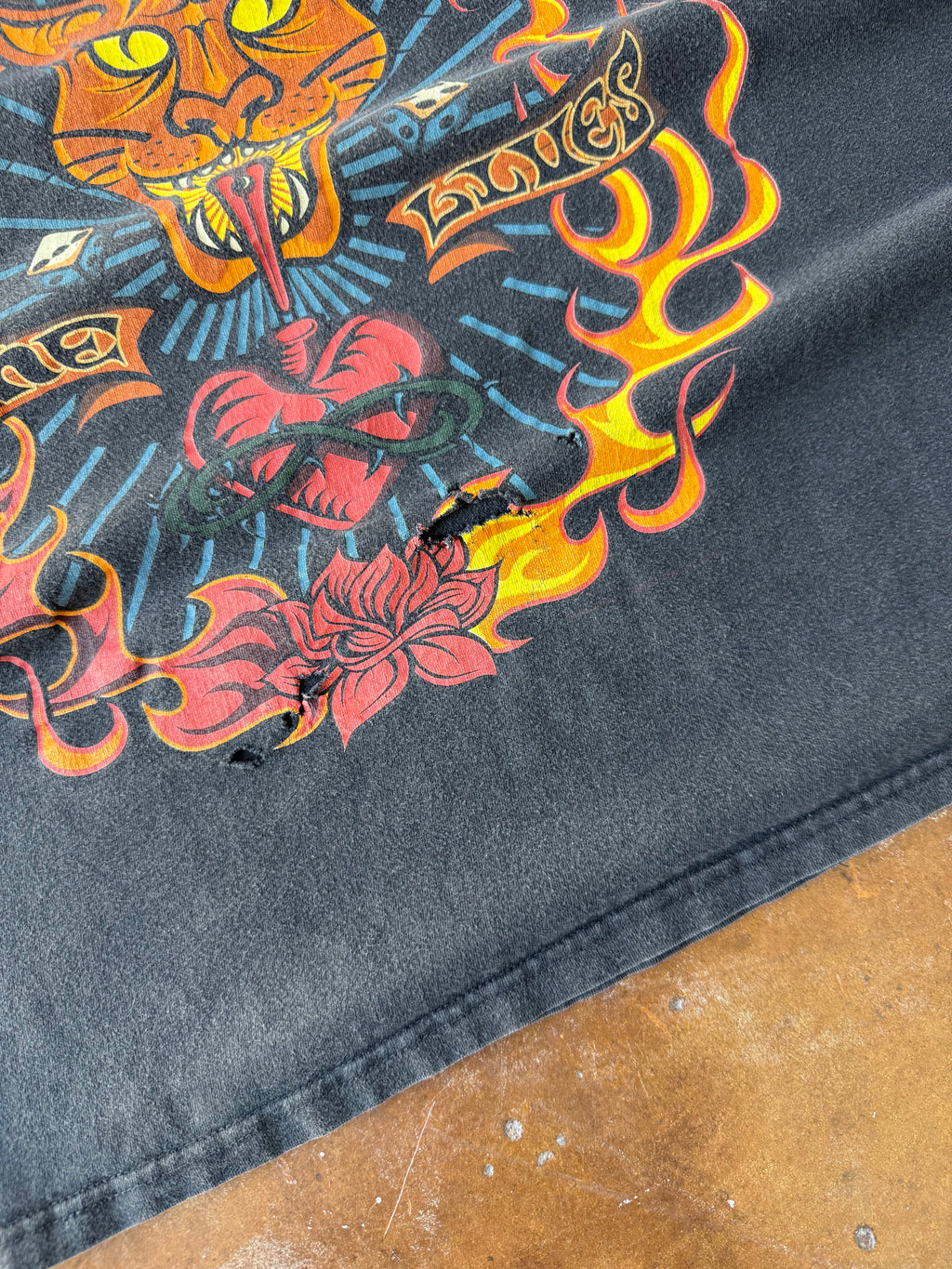 1997 Aerosmith "nine lives" tour shirt (LARGE)