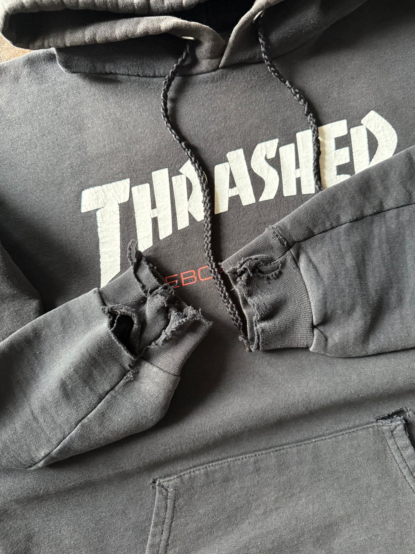 2000s lightly distressed Thrasher logo skate hoodie (SMALL)