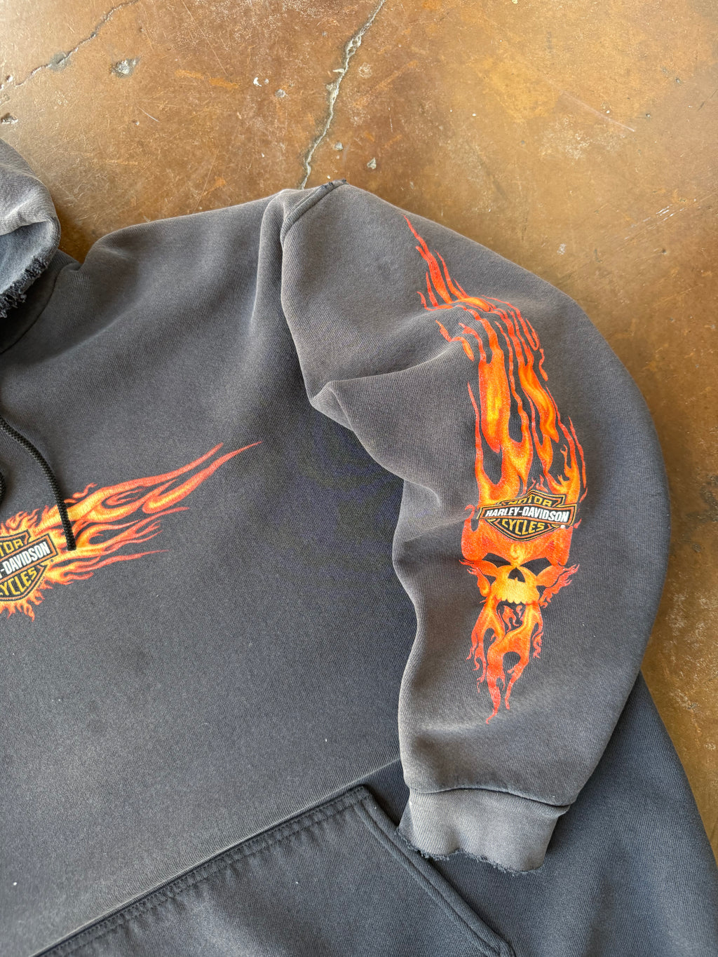 90s faded & lightly distressed Harley Davidson "skull flames" pullover hoodie (XL)