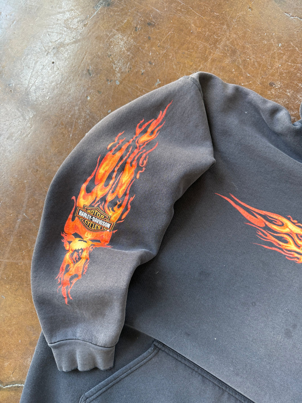 90s faded & lightly distressed Harley Davidson "skull flames" pullover hoodie (XL)