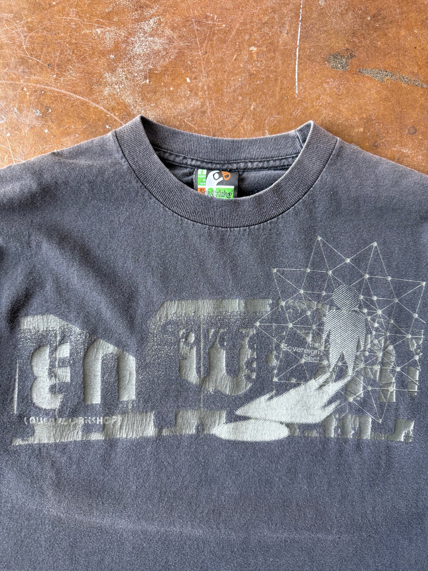 2000s Alien Workshop skate logo shirt (MEDIUM)